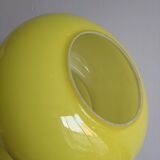 Suspension globe style peill & putlzer lampe vintage en opaline jaune pour luminaire baladeuse