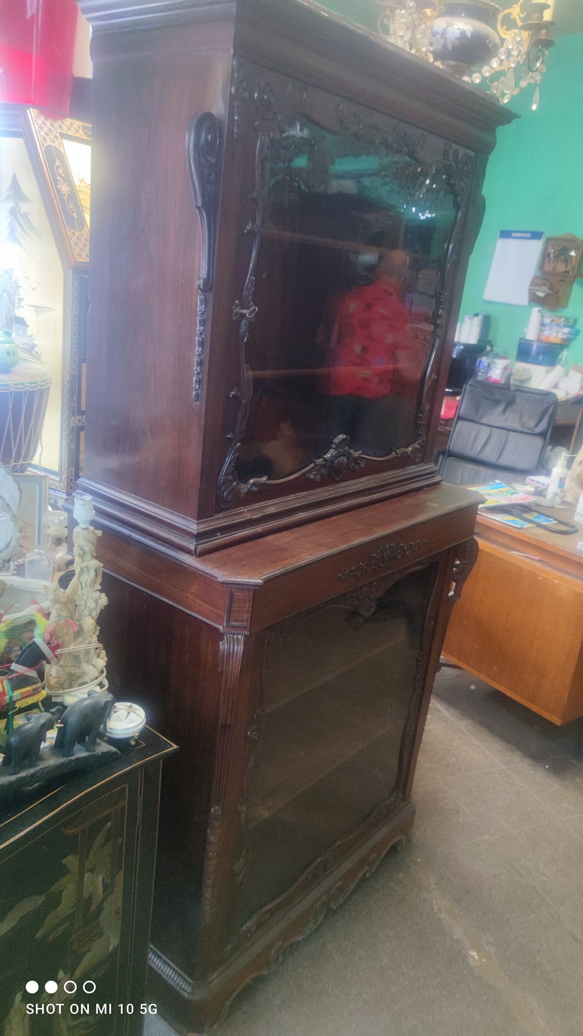 Two-part cabinet, recessed and with a glass-fronted display case, in Indian rosewood, circa 1850/60
