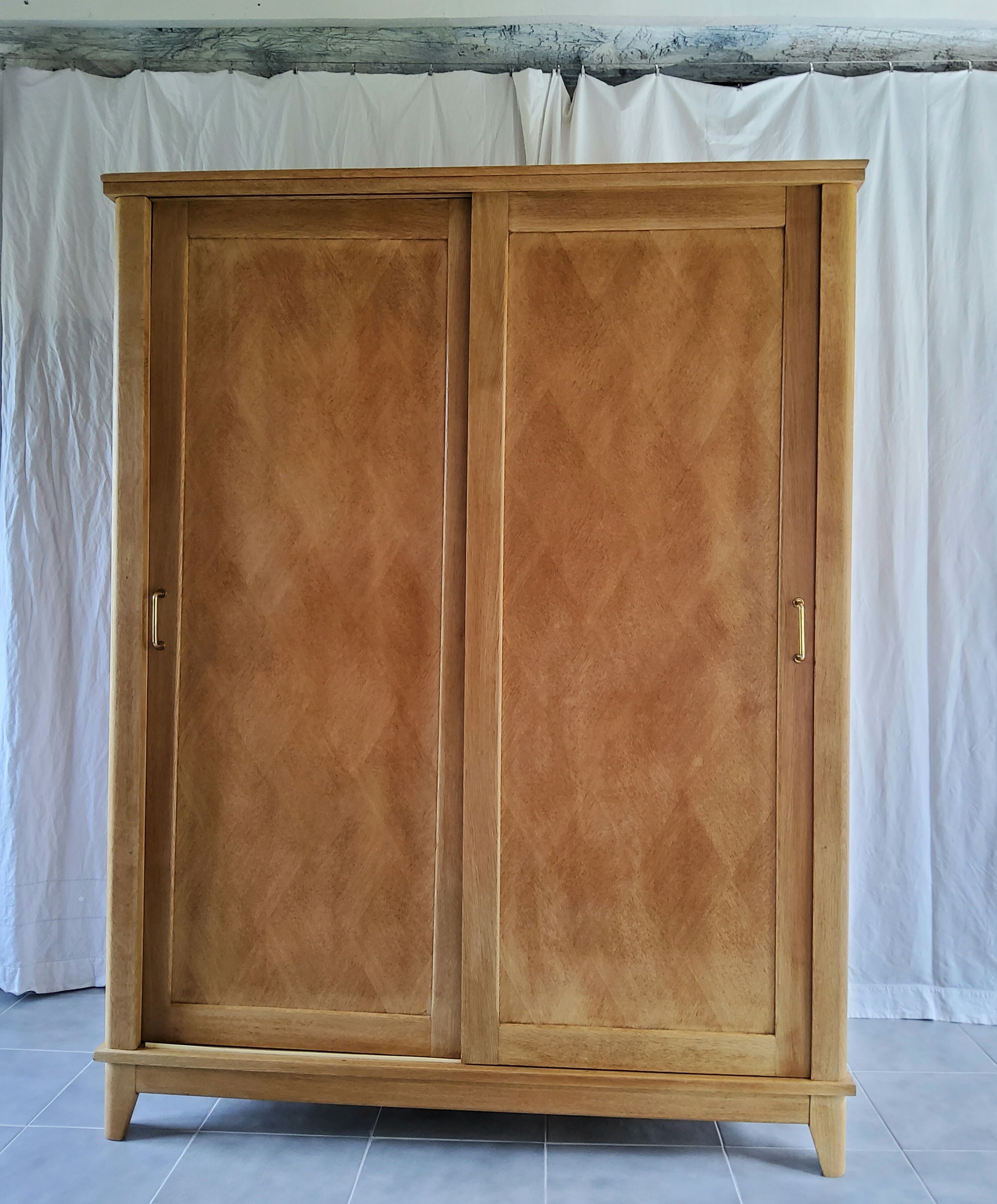 Parisian wardrobe with sliding doors