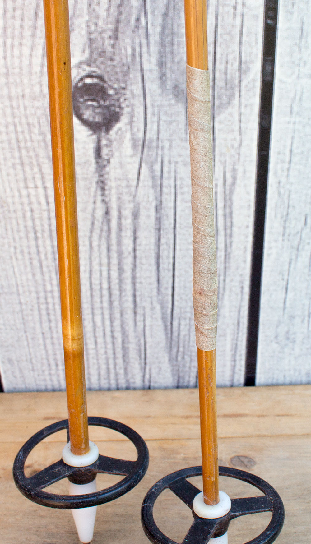 Vieille paire de bâtons de ski and bamboo 90 cm haute