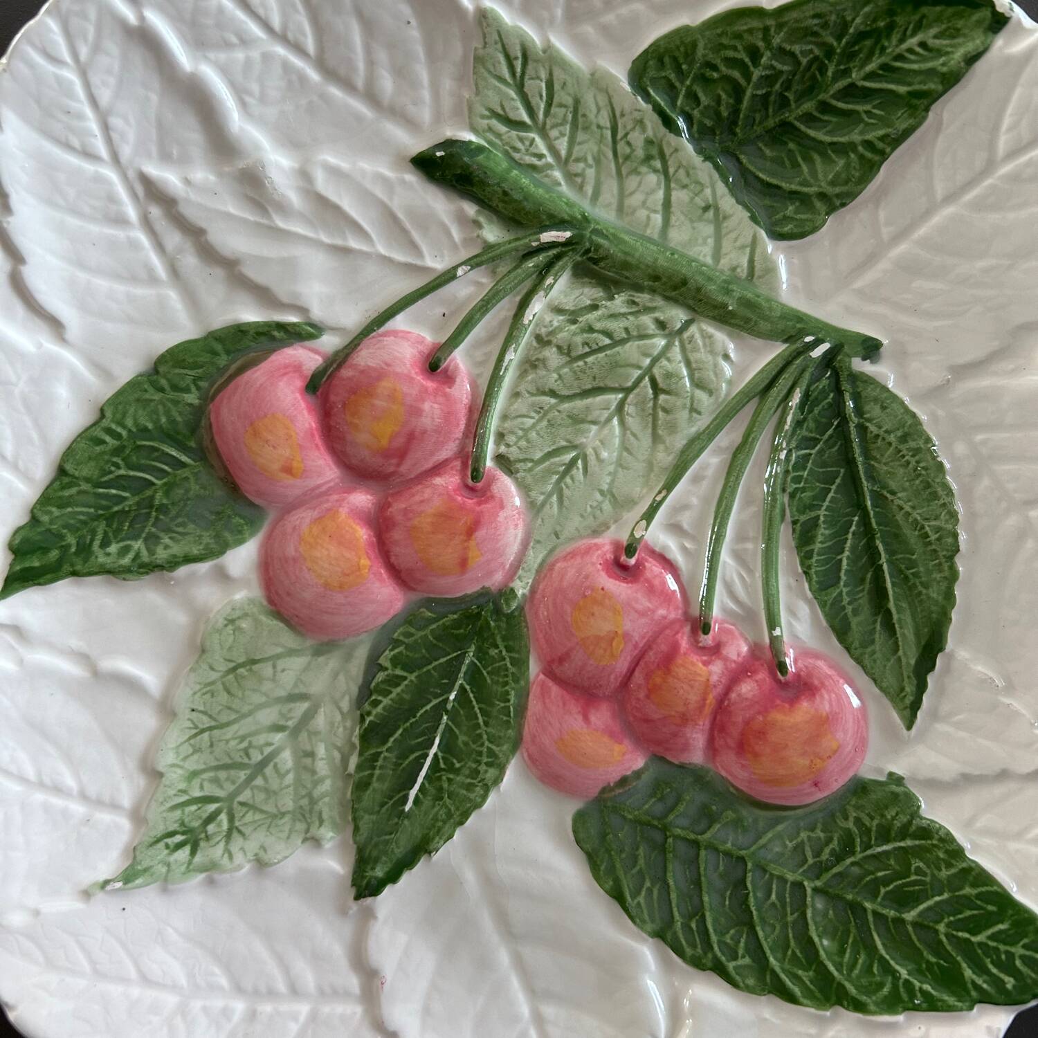 Plat cerises en barbotine