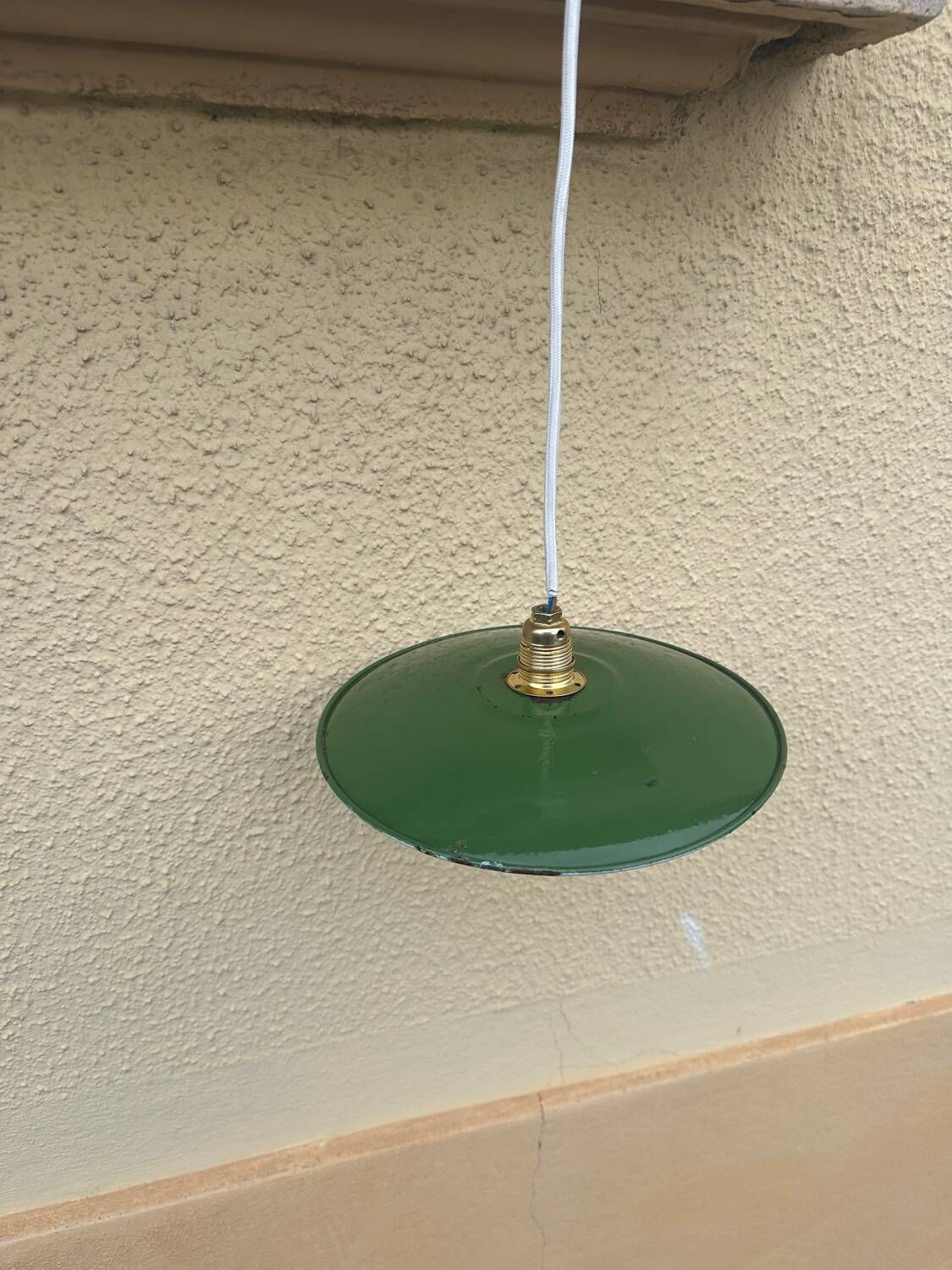Vintage lampshade in green and white enamelled sheet metal with LED electricity