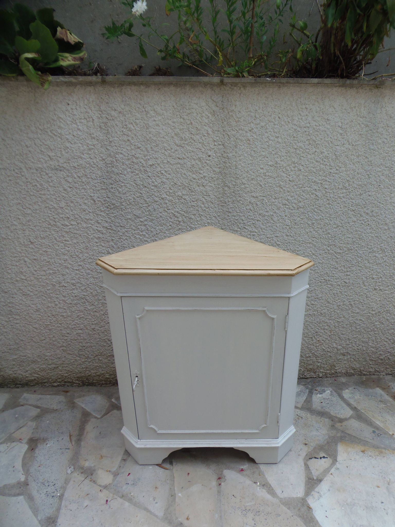 Vintage English corner cabinet sublimated in pearl grey.
