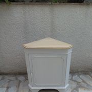 Vintage English corner cabinet sublimated in pearl grey.