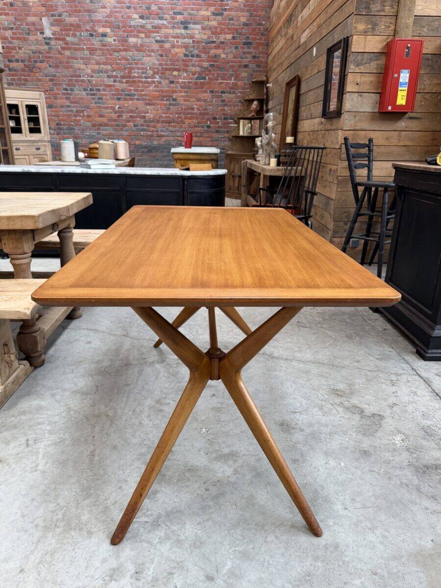 « Table hélicoptère » par E. Gomme pour G-Plan