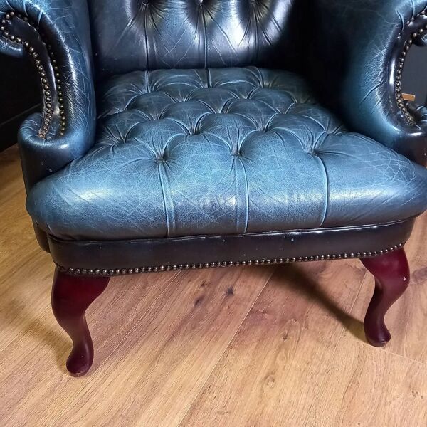 Fauteuil à dos en baril Chesterfield bleu