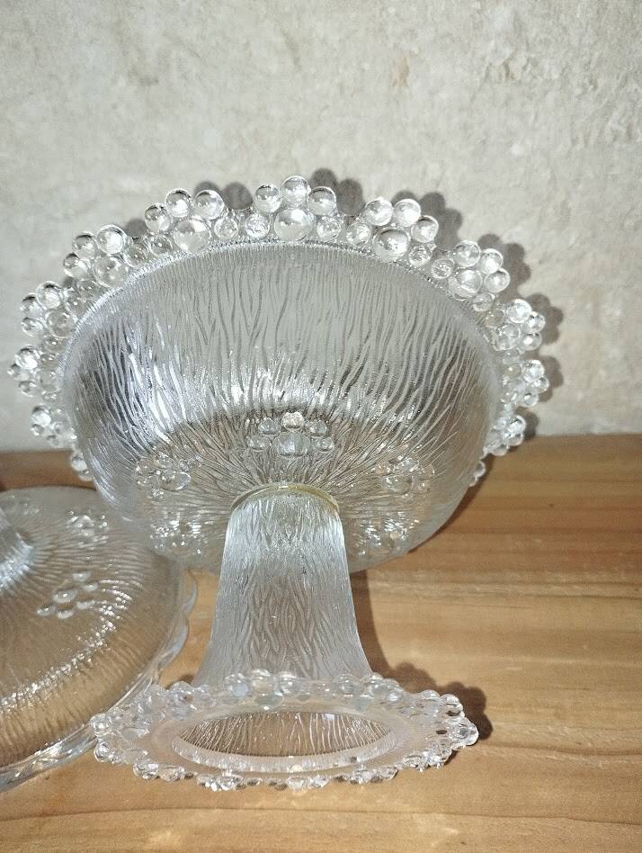 Bonbonnière sur pied en verre moulé – Décor texturé vintage