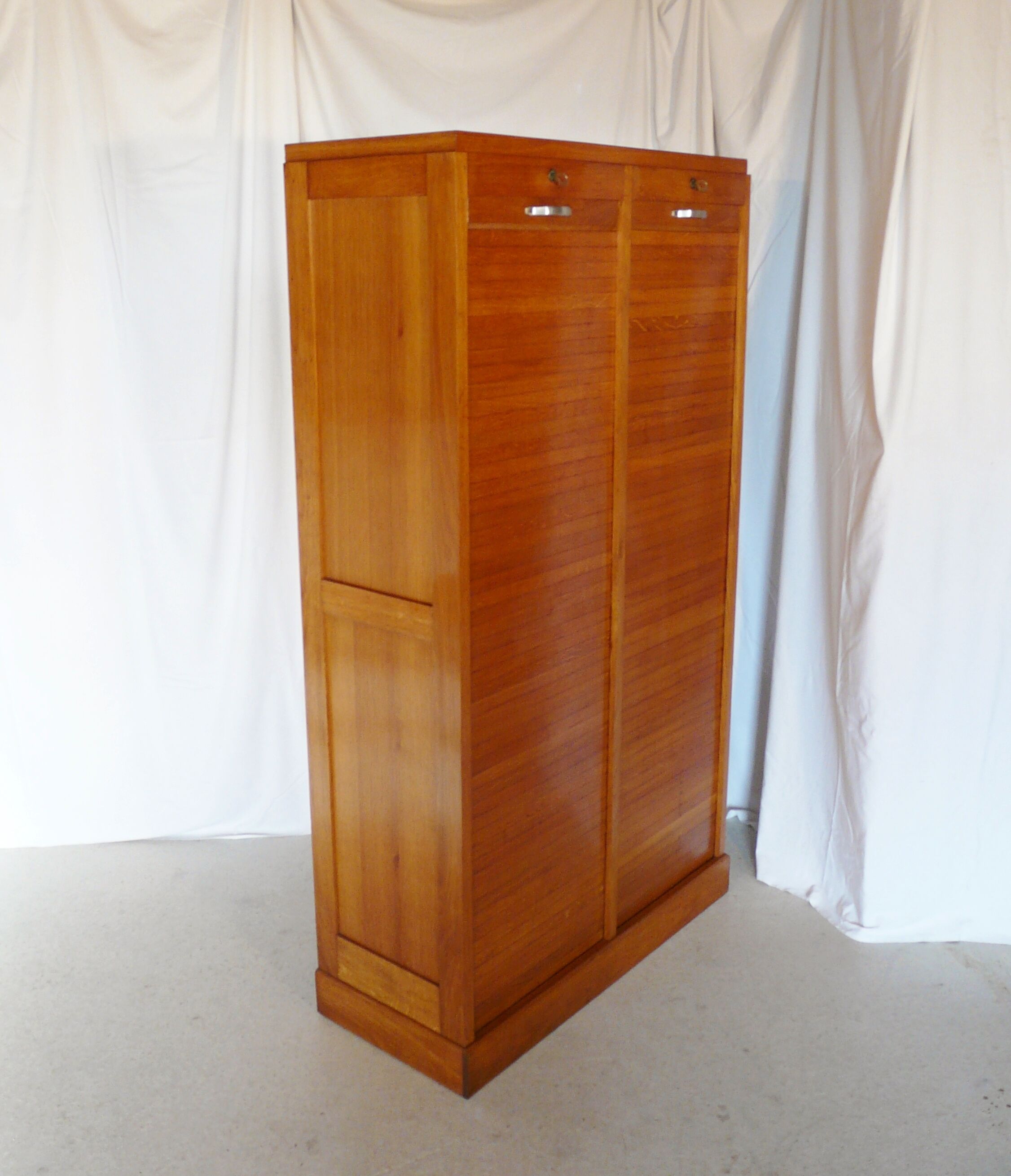 Double curtain cabinet cabinet with 50s