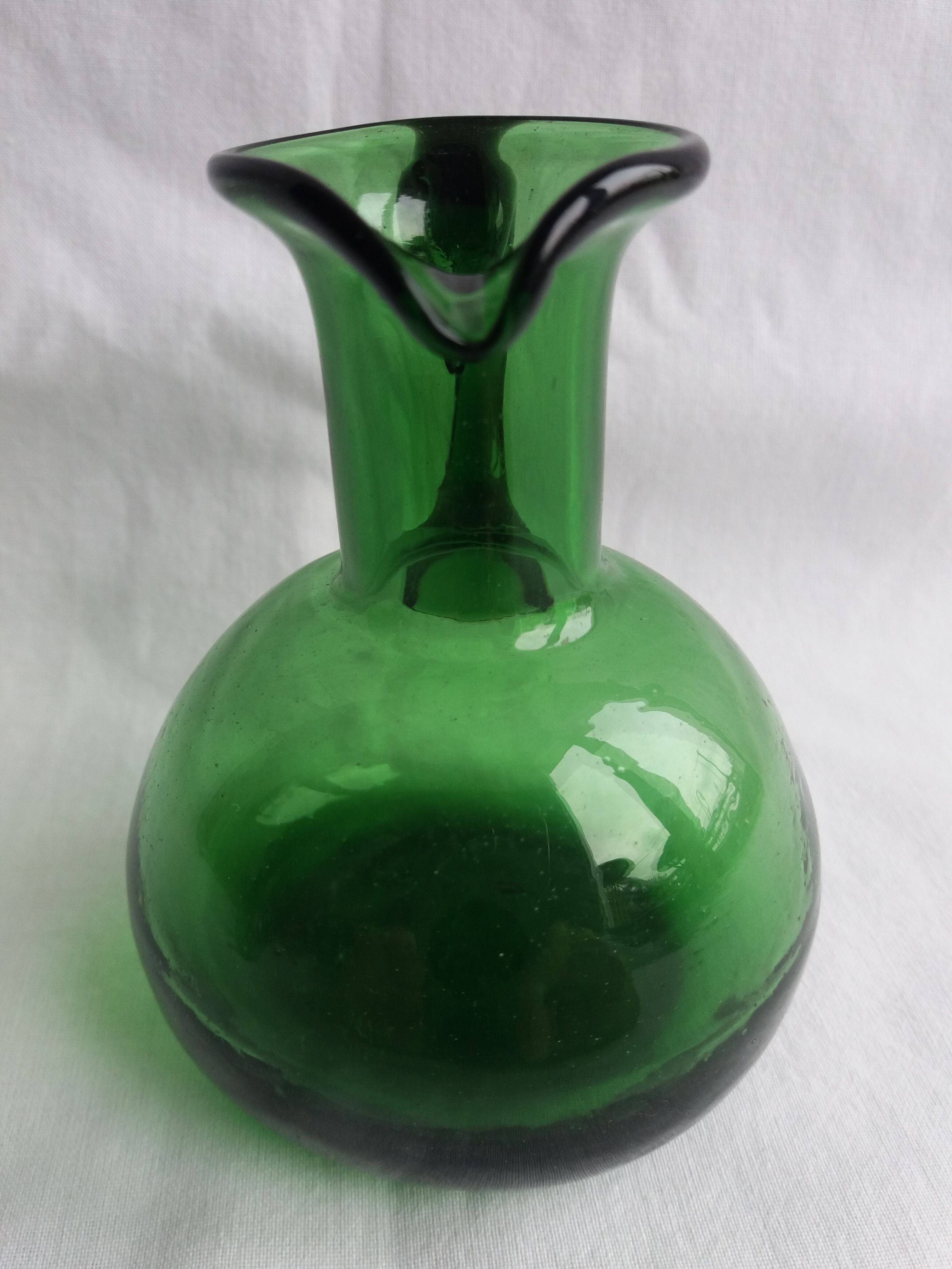 Pichet fiole de chimie en verre vert