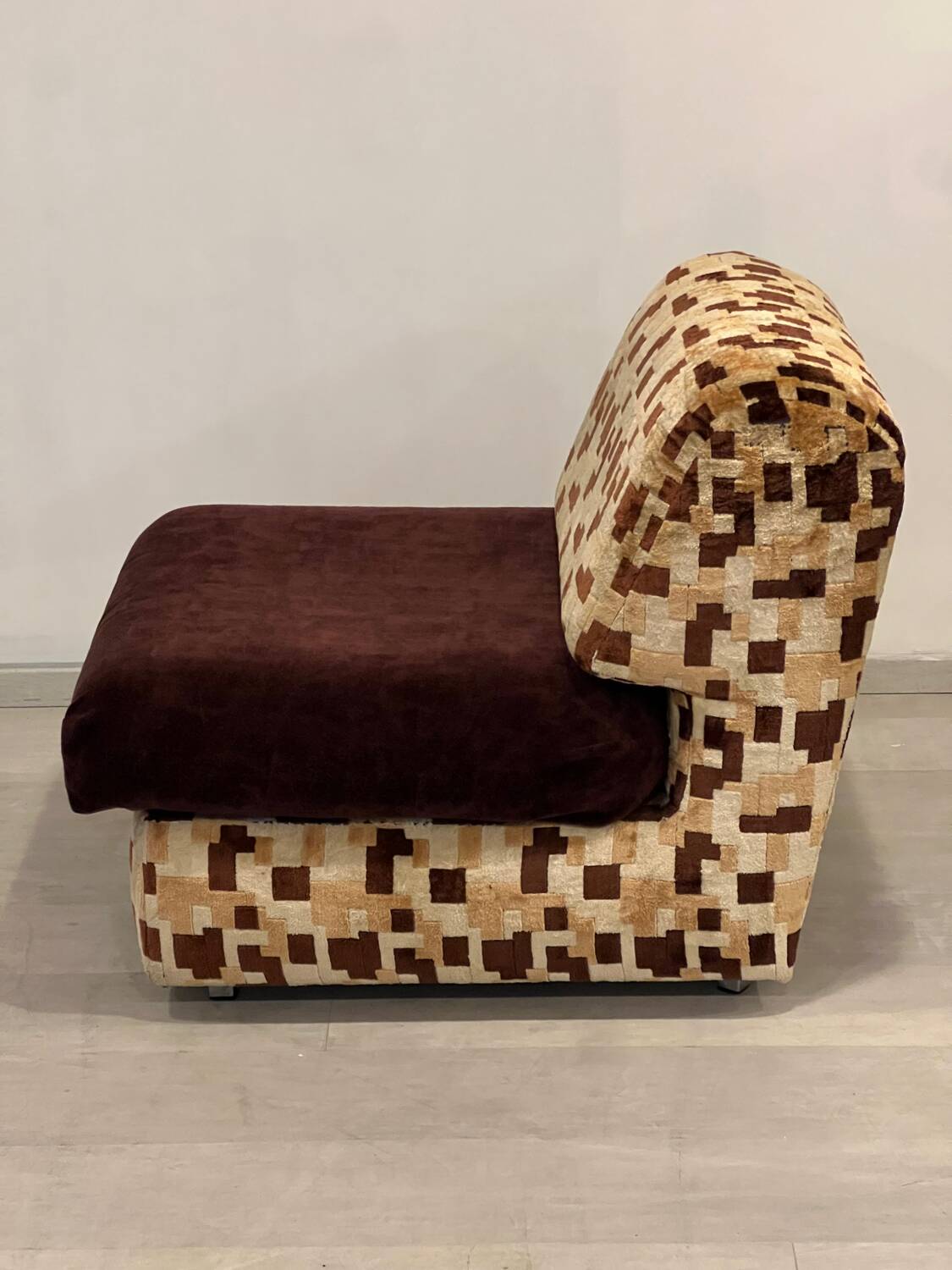 Vintage armchair from the 70s in beige and brown.