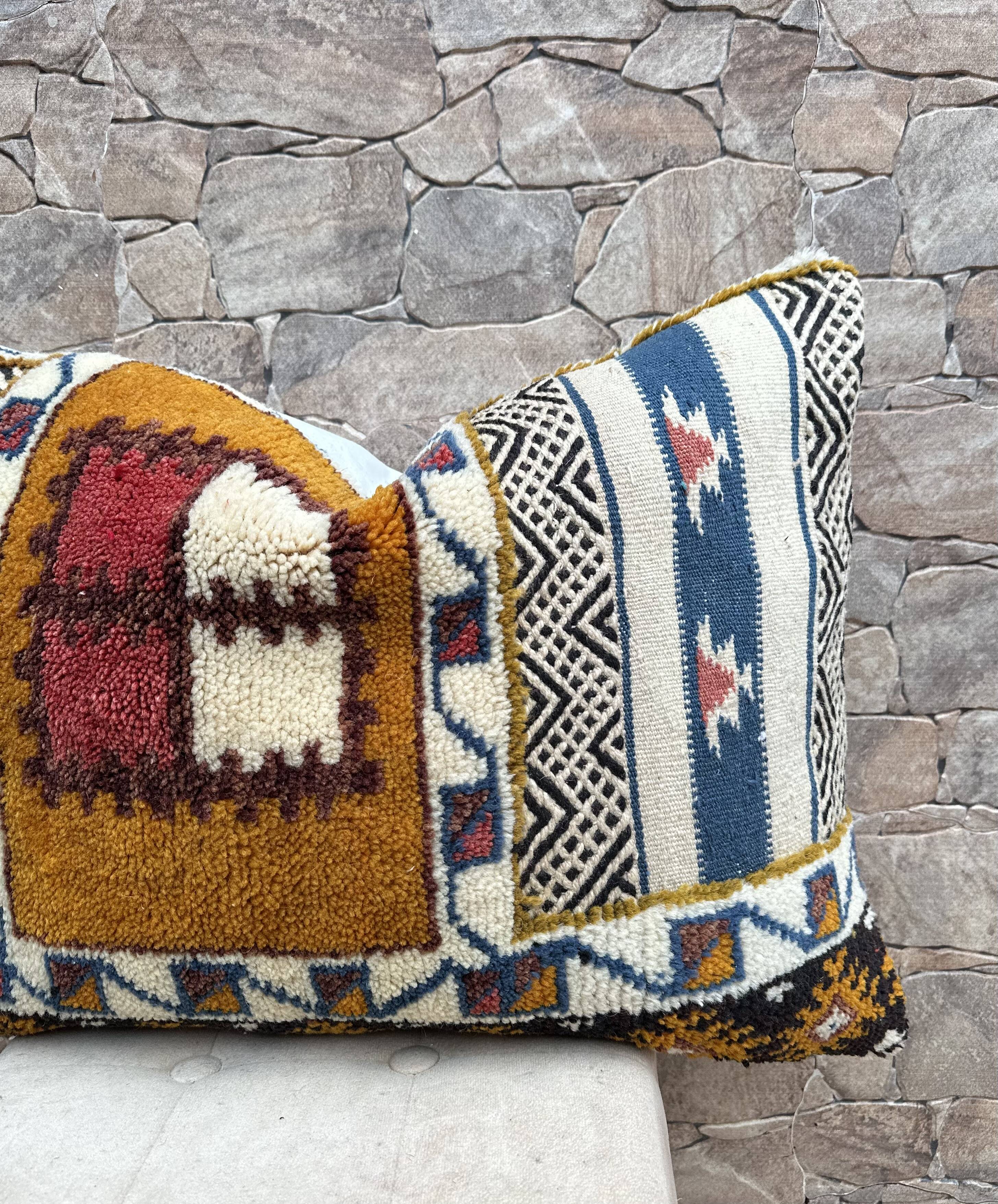 Vintage cushion cover in Berber kilim: Moroccan wool cushion.