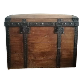 Chest / wooden trunk