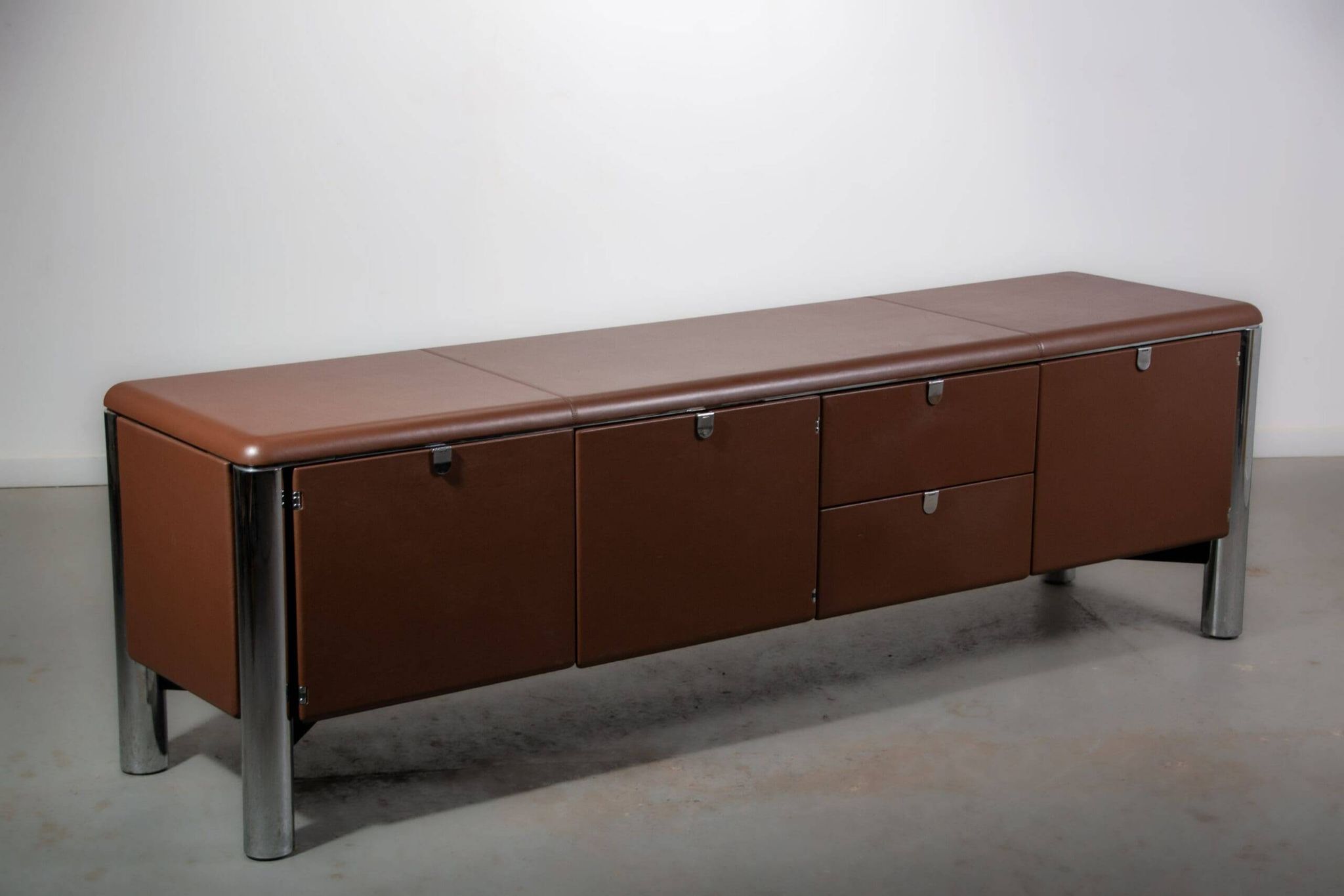 No. 3076 credenza extension in Vitello leather from the Pfister Executive Office Collection for KnollStudio. Circa 1988