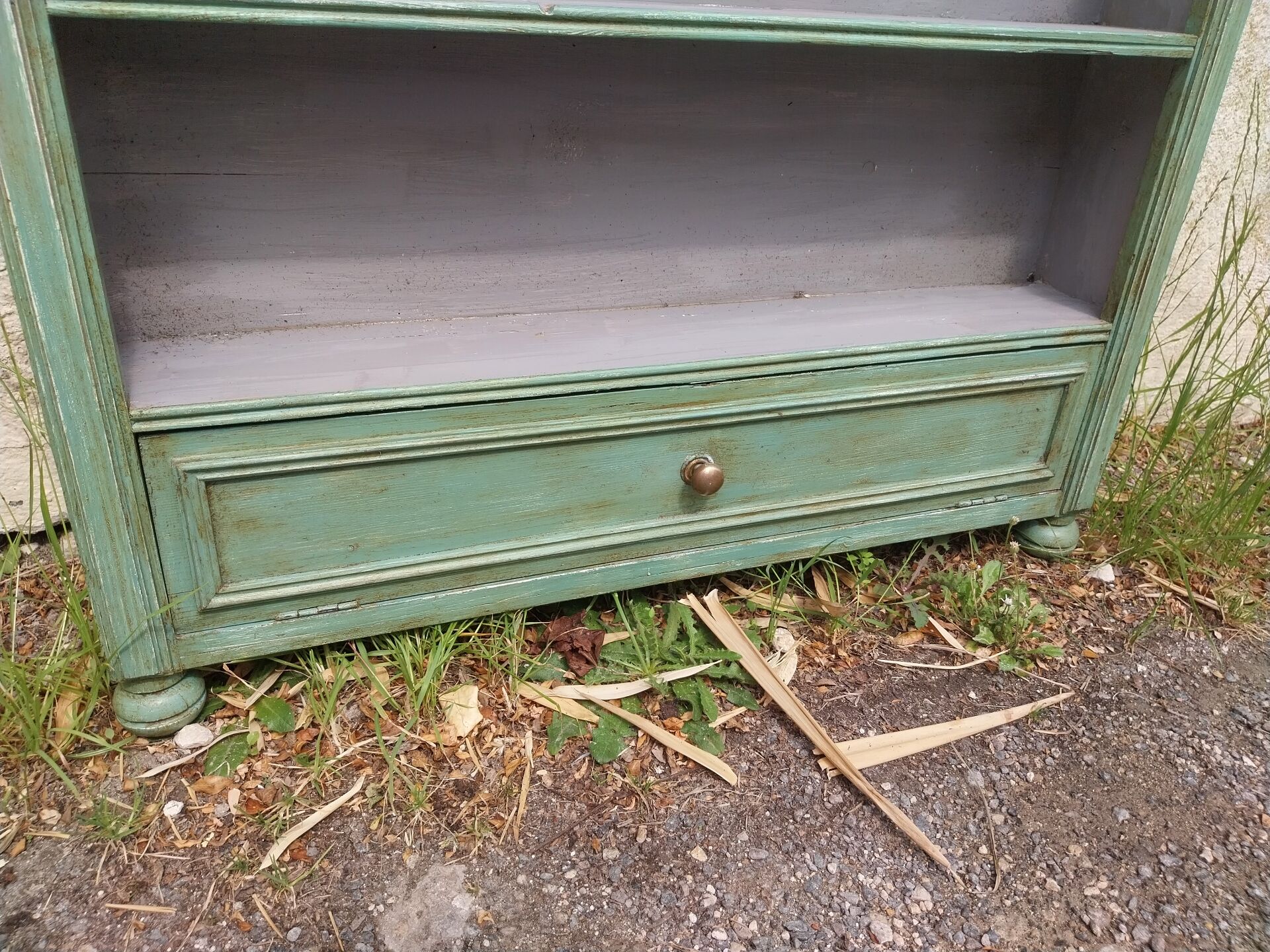 Shelf on legs