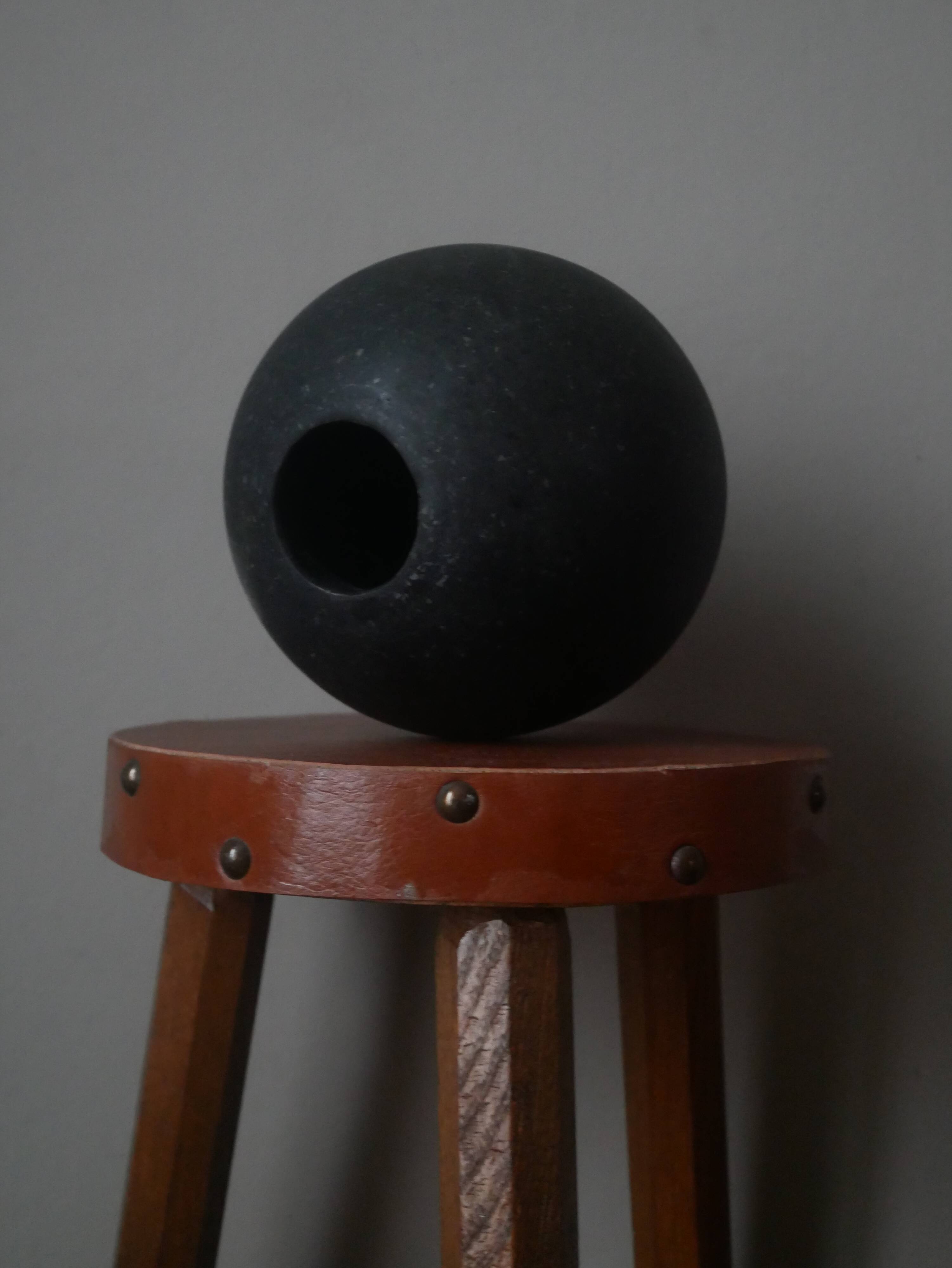 Vase boule en céramique artisanal japandi