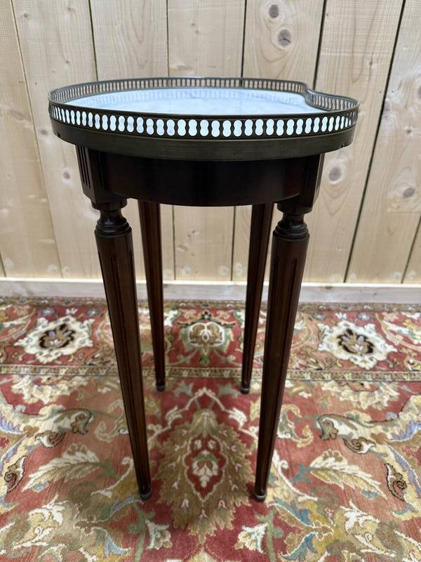 Table bouillotte de style Louis XVI rognon haute à galerie