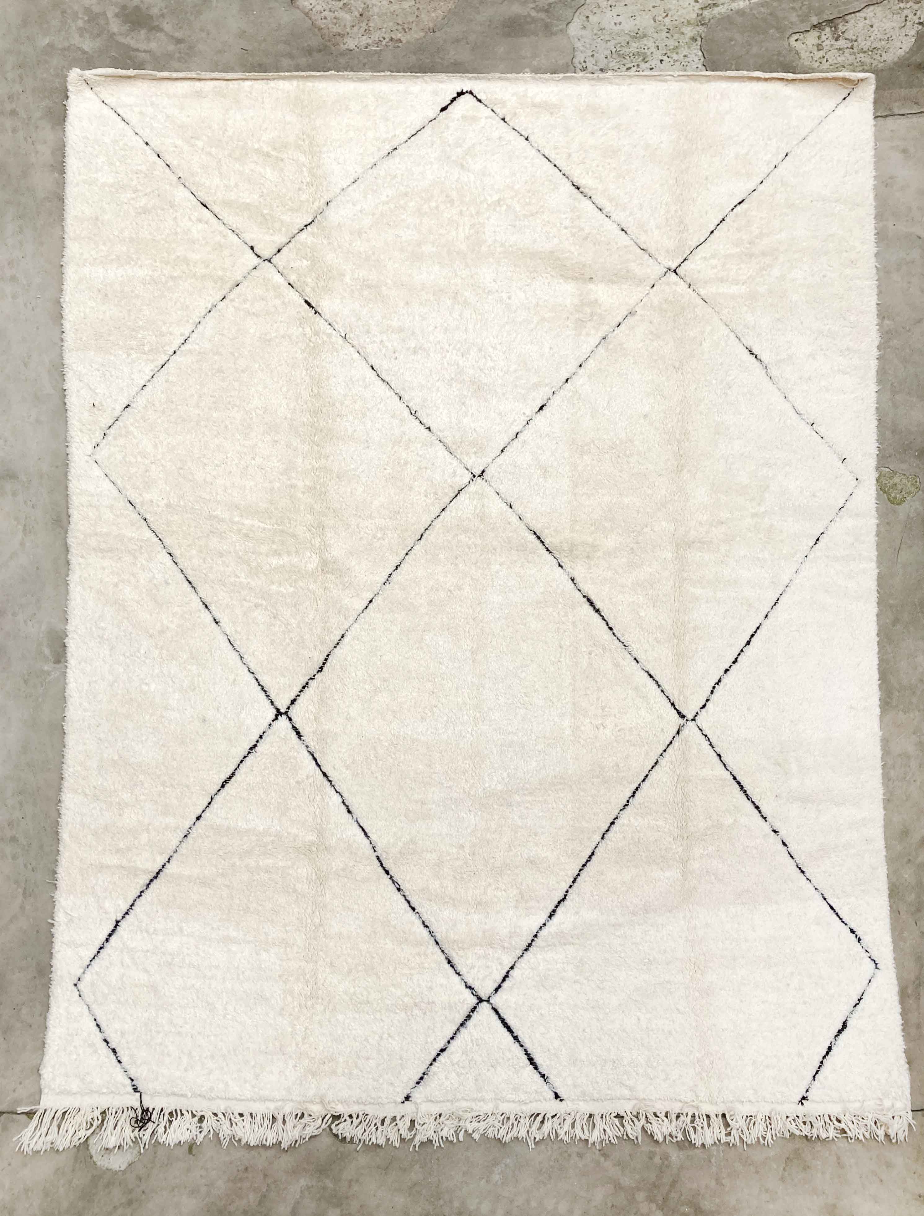 Tapis berbère marocain beni ouarain écru à losanges noirs gravés 366x271cm