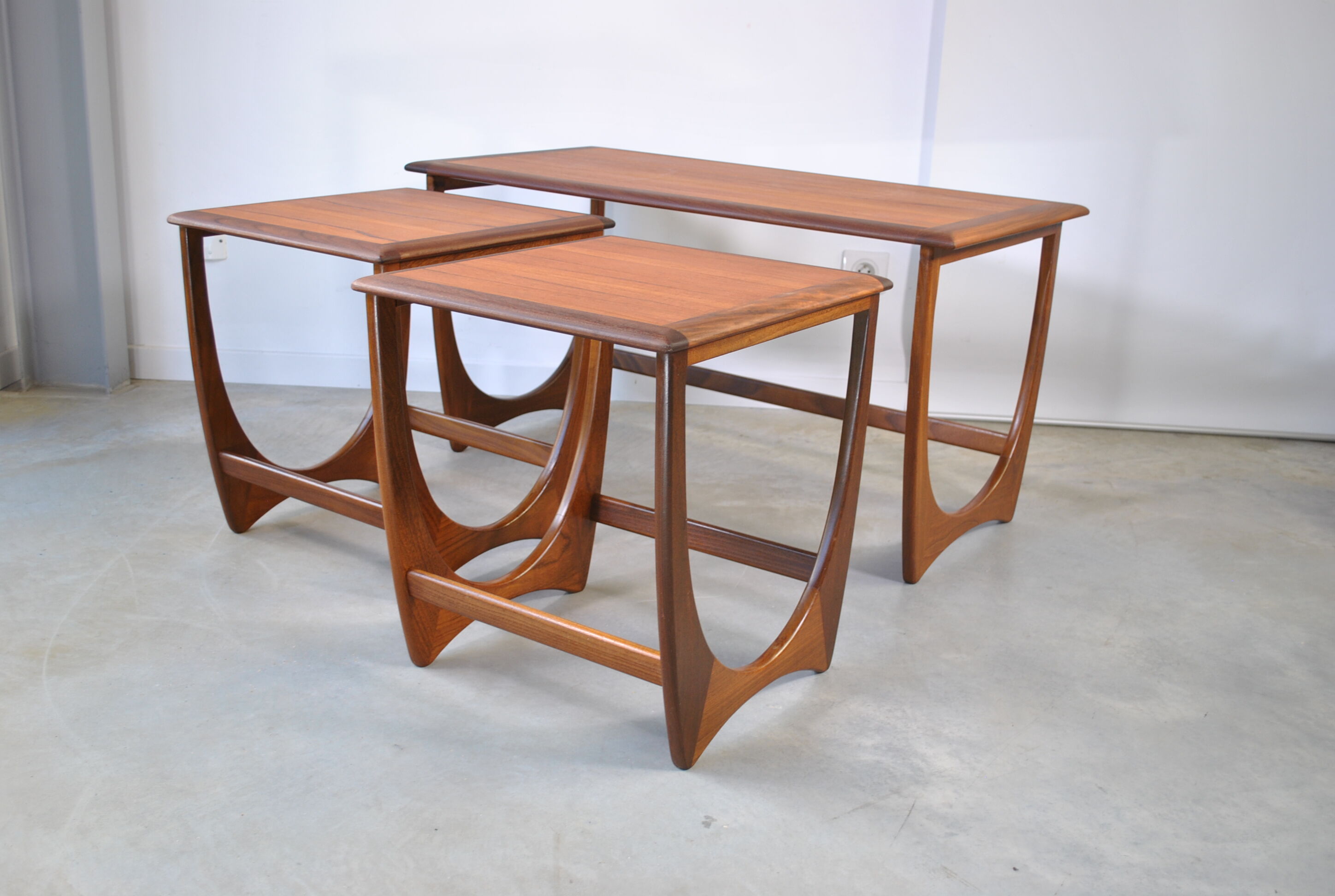 Large pull-out table G-plan 1950