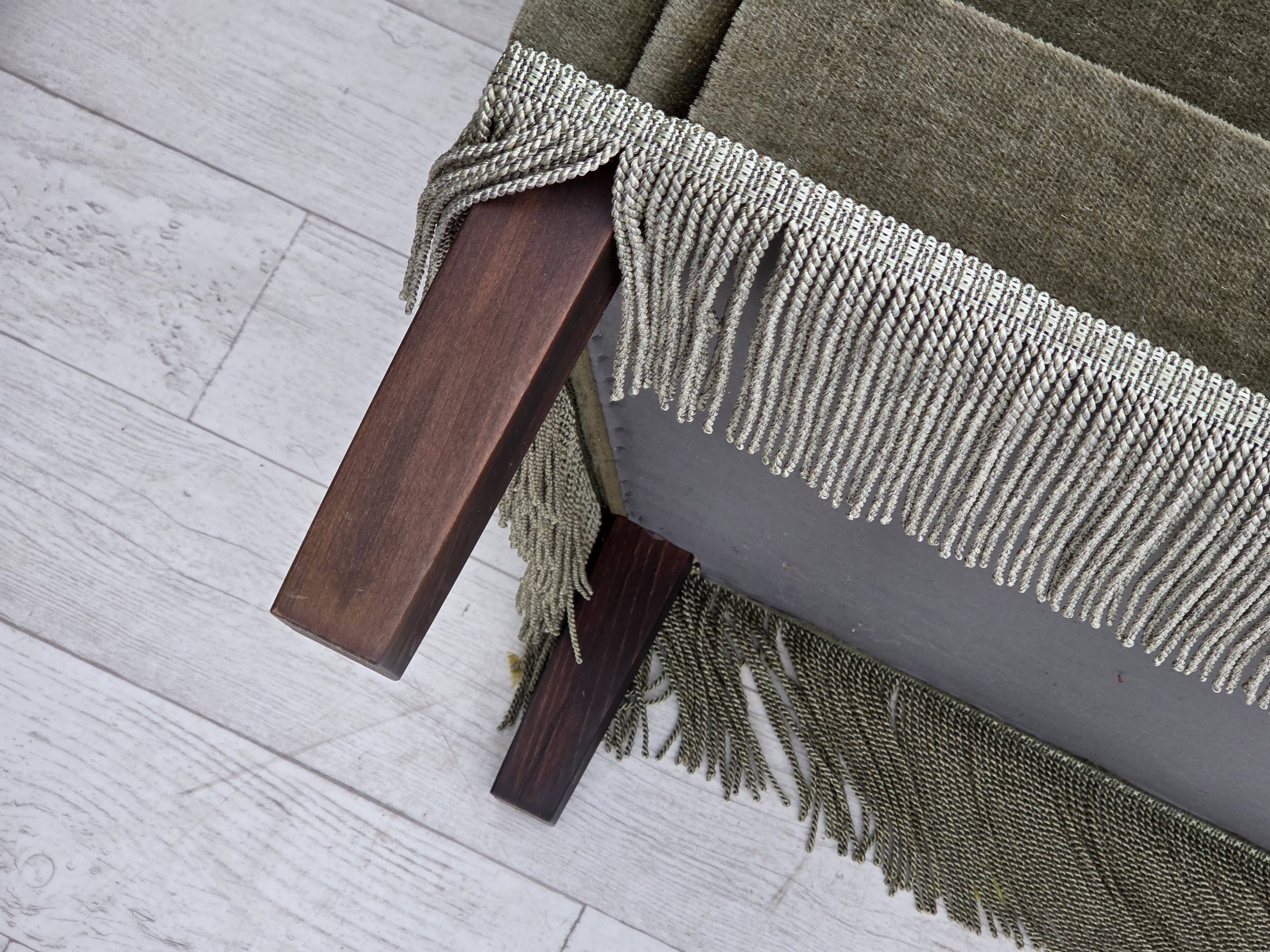 Canapé 3 places danois des années 1970, velours vert, bois de hêtre.