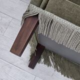 Canapé 3 places danois des années 1970, velours vert, bois de hêtre.