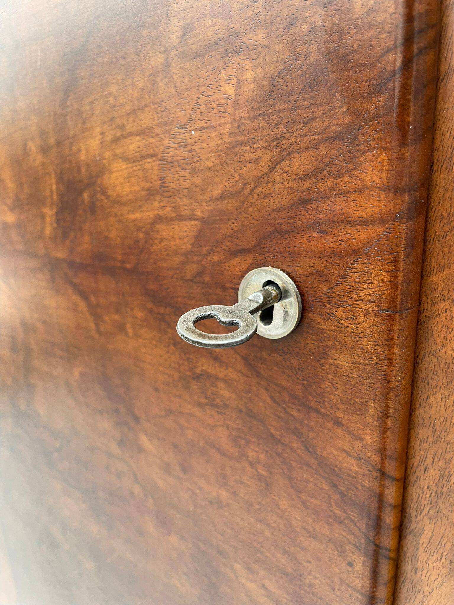 Armoire Art Déco restaurée avec étagères, placage de noyer, Tchécoslovaquie, années 1930