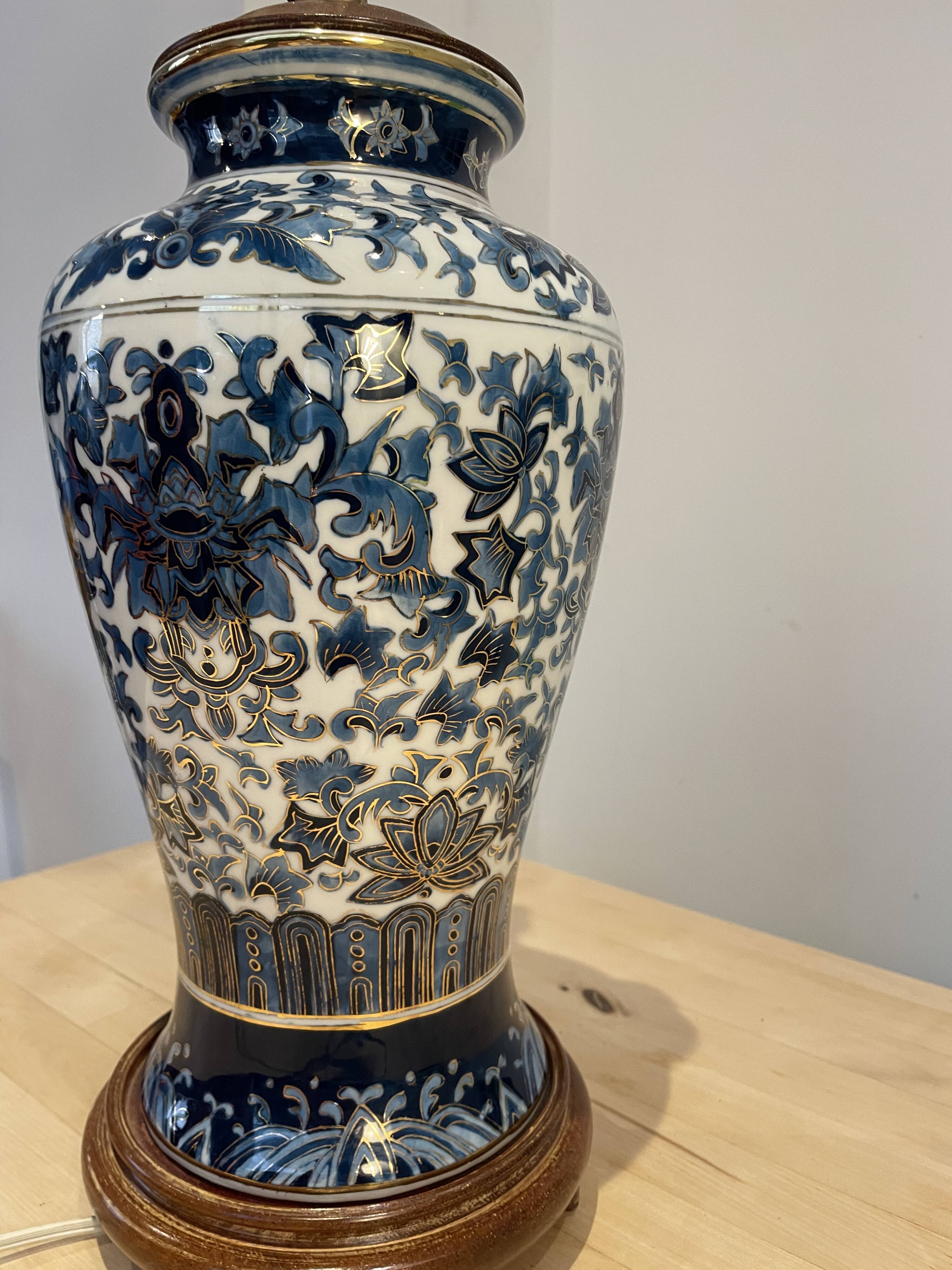 Chinese porcelain table lamp