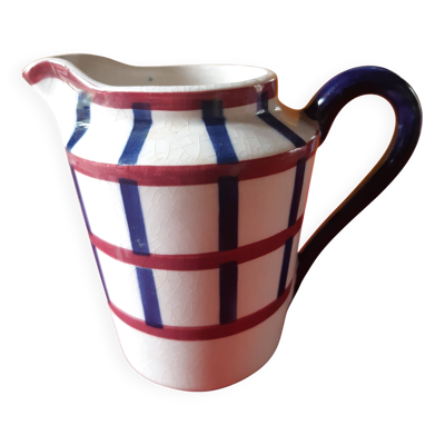 Pot à lait de petit déjeuner d'un service décor basque