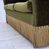 Canapé danois 3 places des années 1970, velours d'ameublement vert, pieds en bois de frêne.