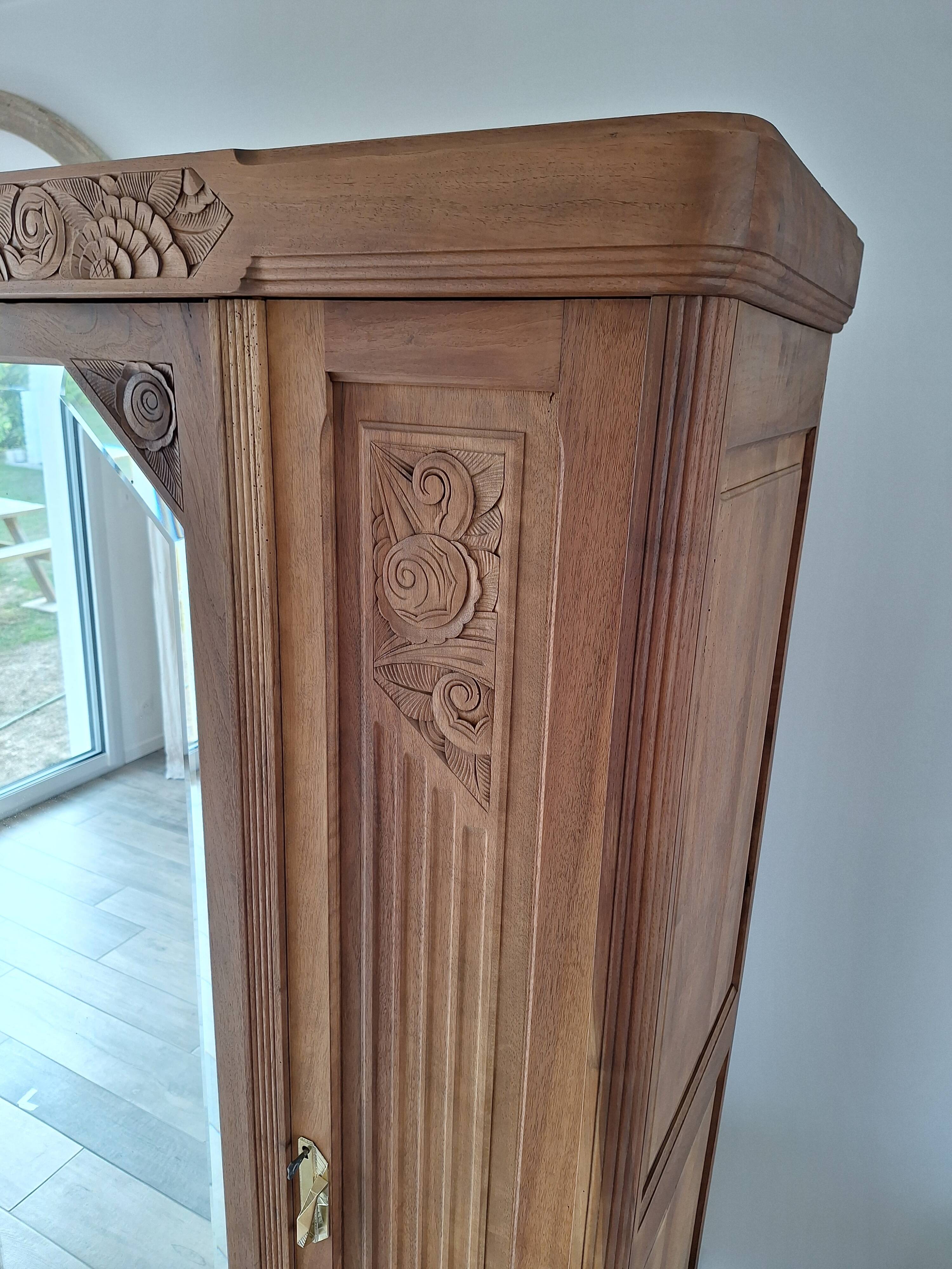 Armoire Art déco en noyer massif sculpté, 1930