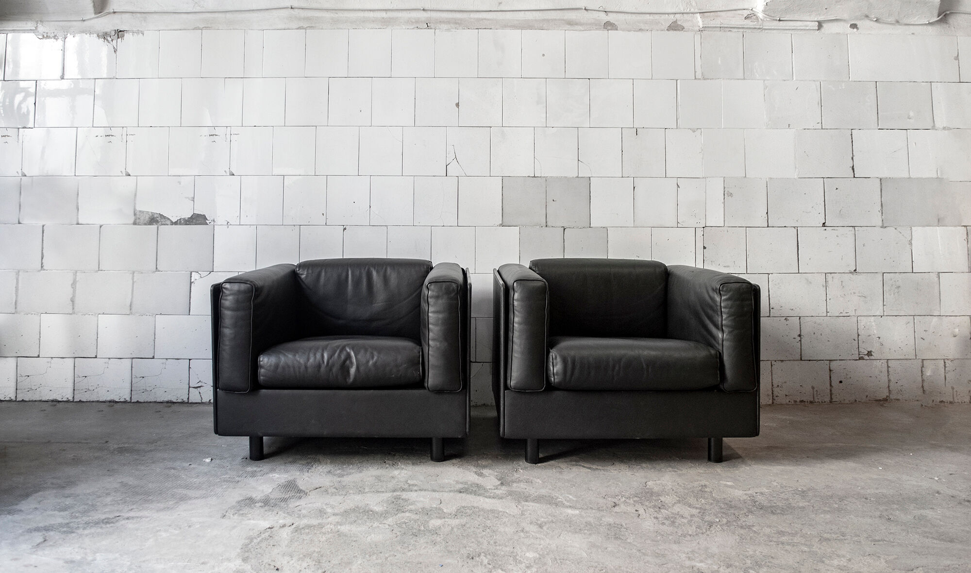 Pair of leather and leather armchairs by Zanotta Italia Anni '80