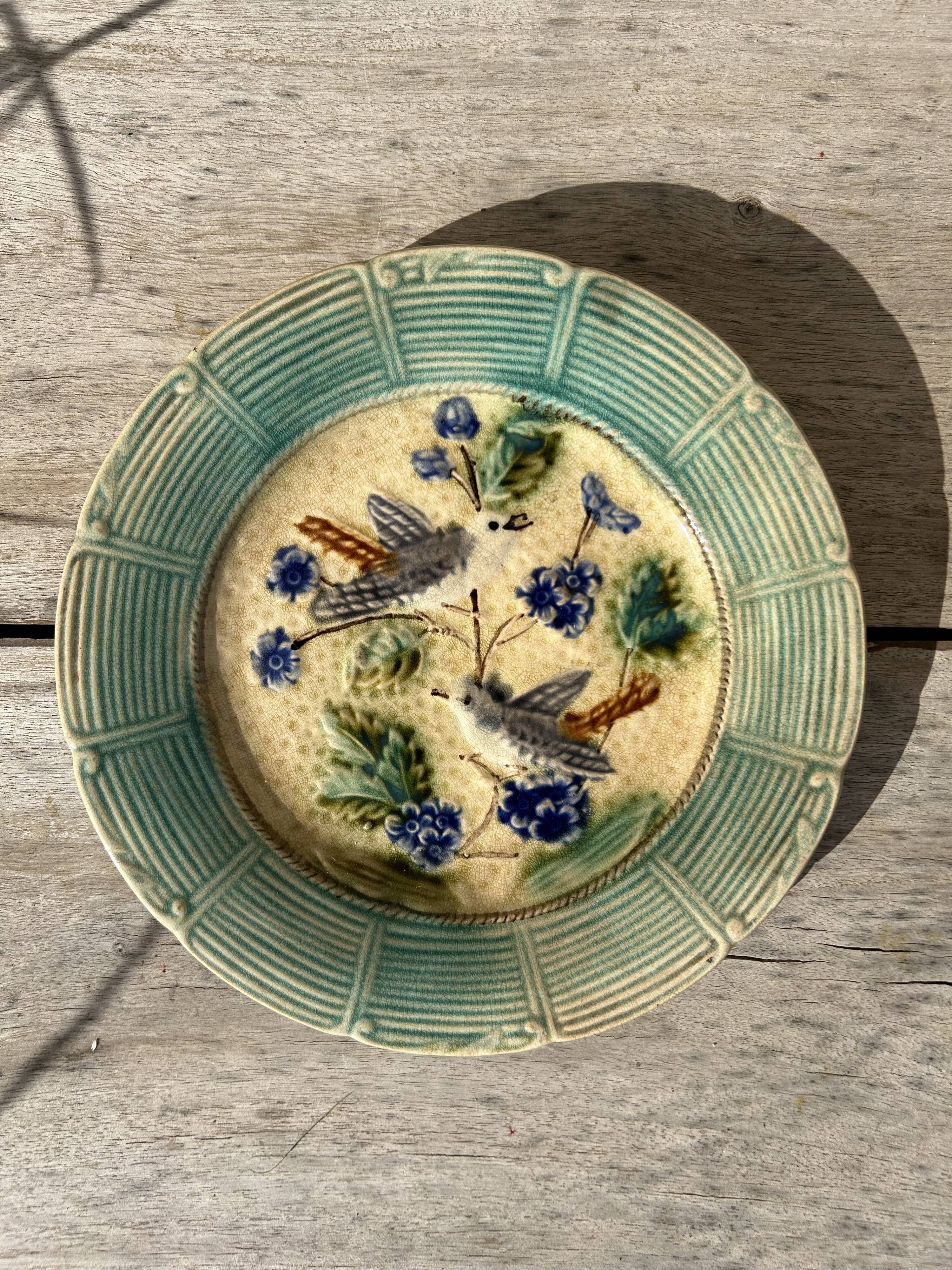 Assiette à dessert en barbotine fin XIXème  décor oiseaux