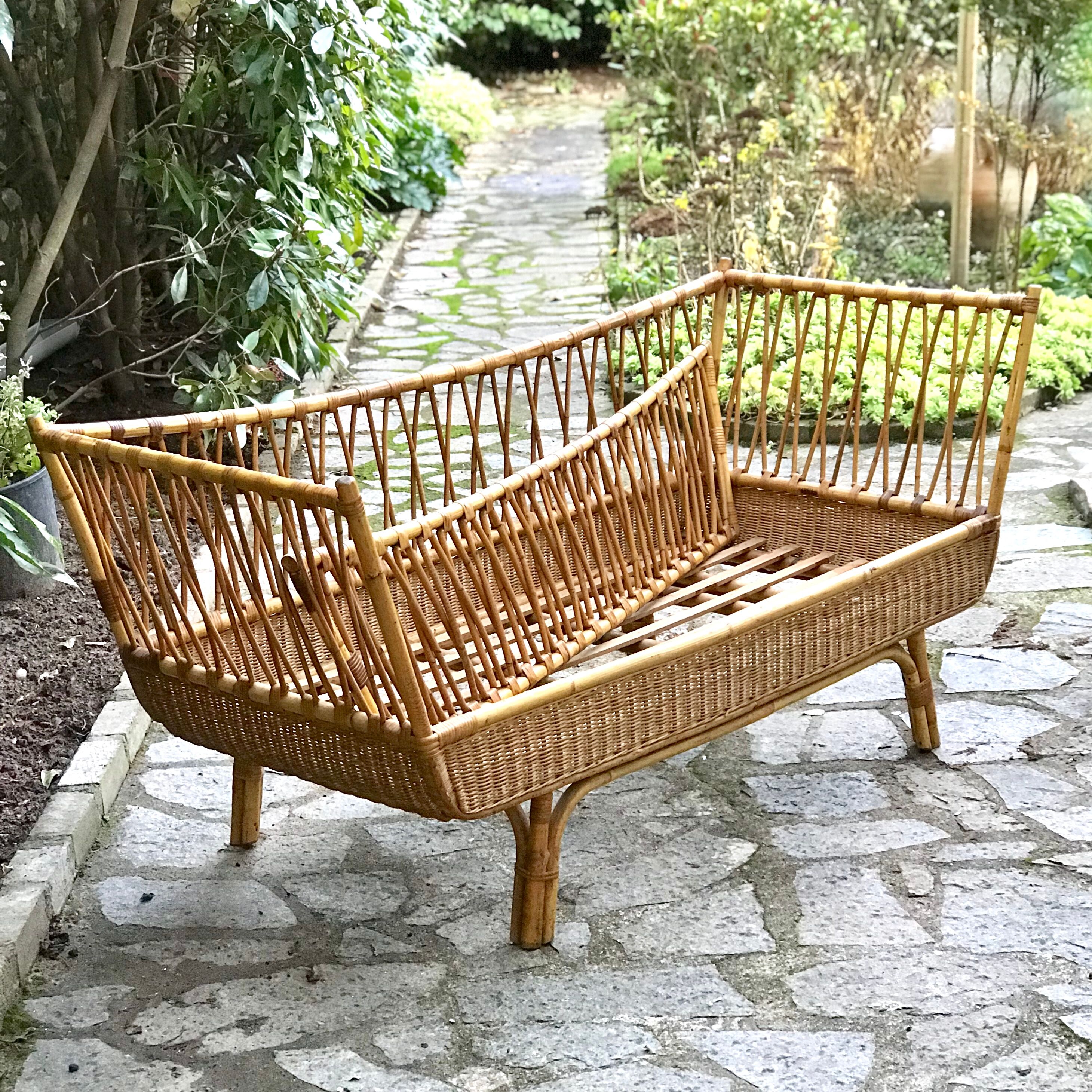 Evolutionary cradle rattan daybed