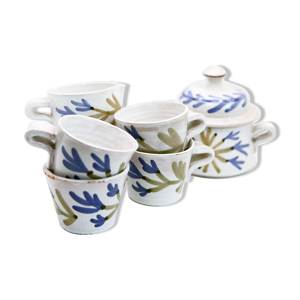 5 tasses, 1 pot à lait,