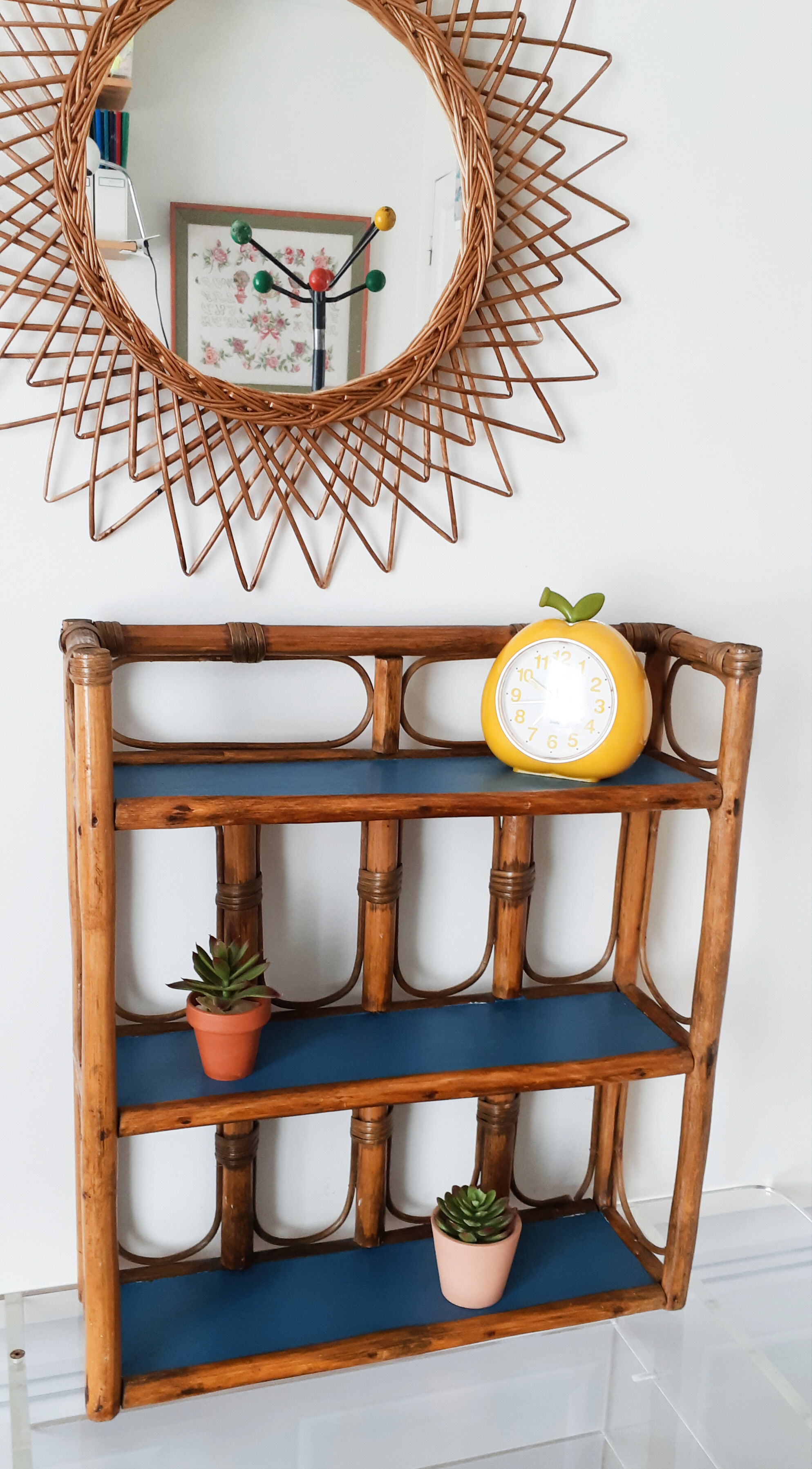 Etagère en rotin bleue
