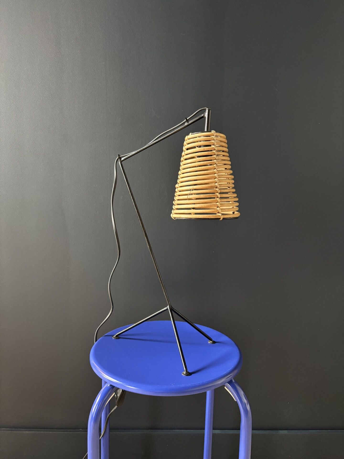 Lampe vintage métal noir et rotin – années 1960/70