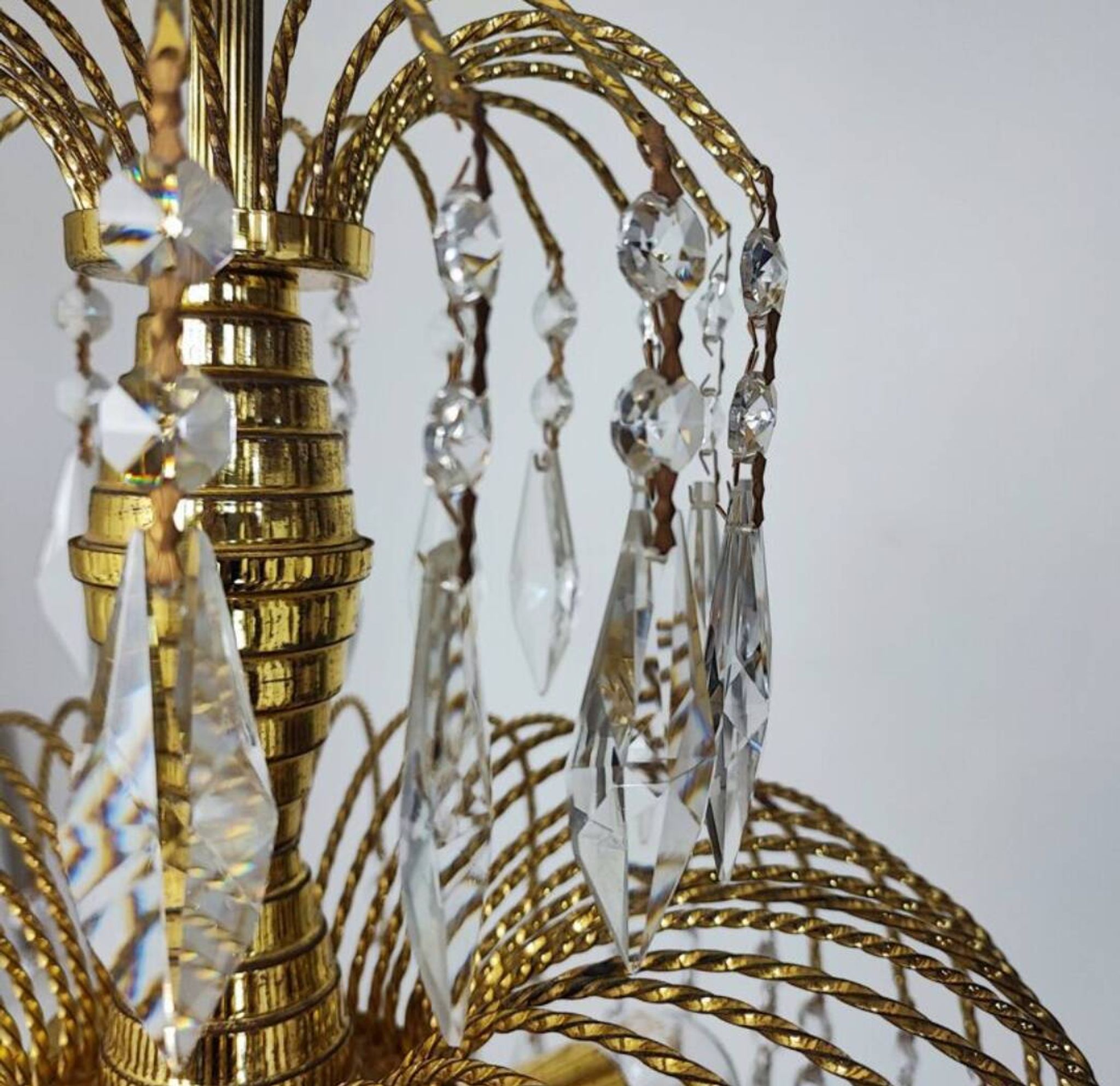 Chandelier with cascading pendants