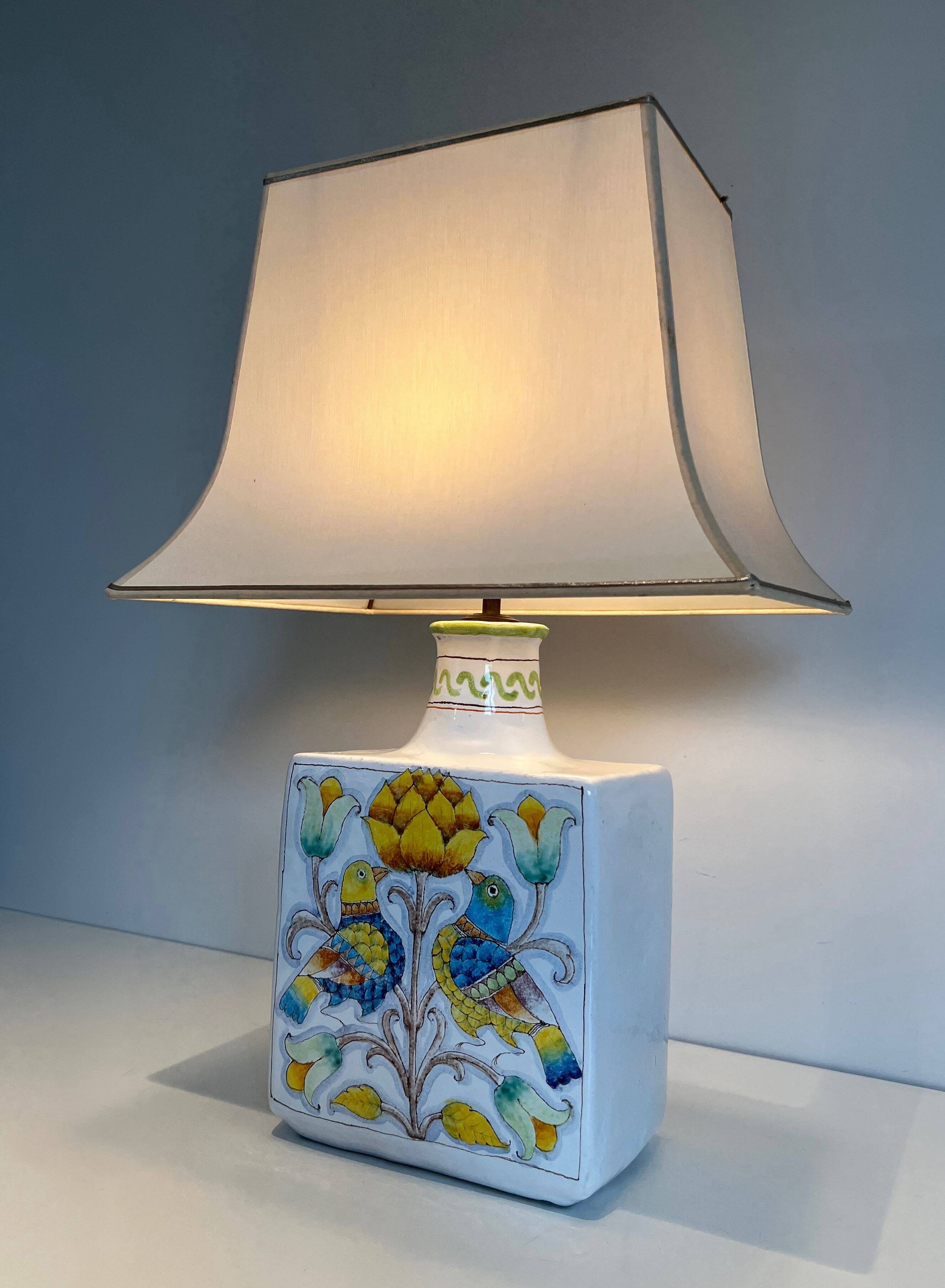 Lampe de table en faïence à décors d'oiseaux et de fleurs
