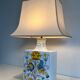 Lampe de table en faïence à décors d'oiseaux et de fleurs
