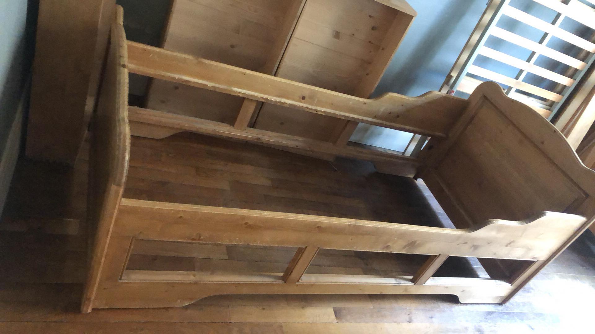 Interior's single solid wood bed, english style