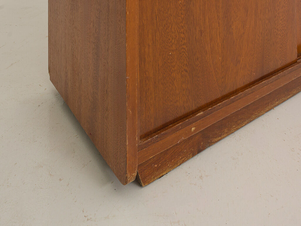 Shoe storage cabinet