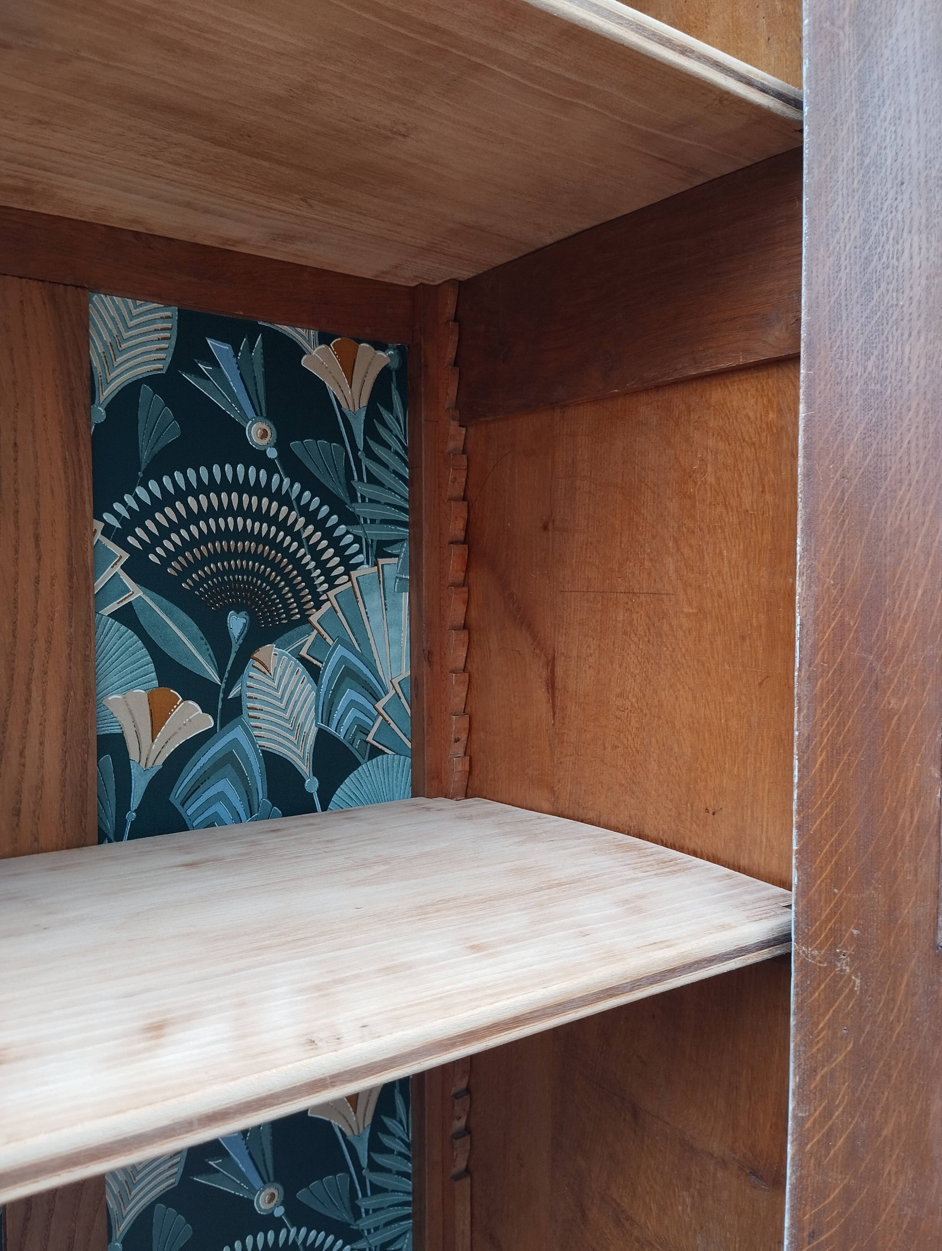 Parisian showcase cabinet year 30