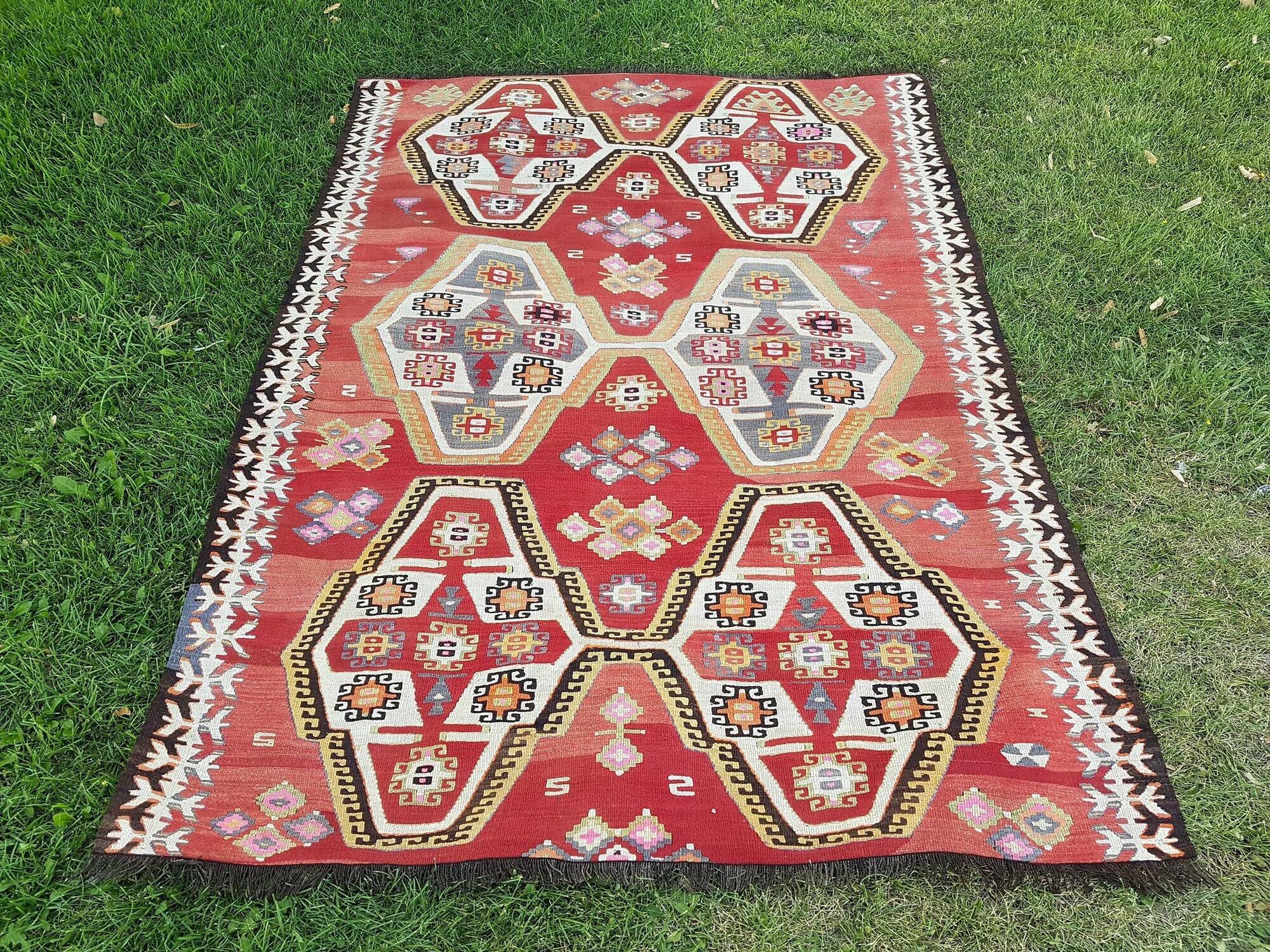 Vintage Turkish kilim, handwoven, 140x191 cm.