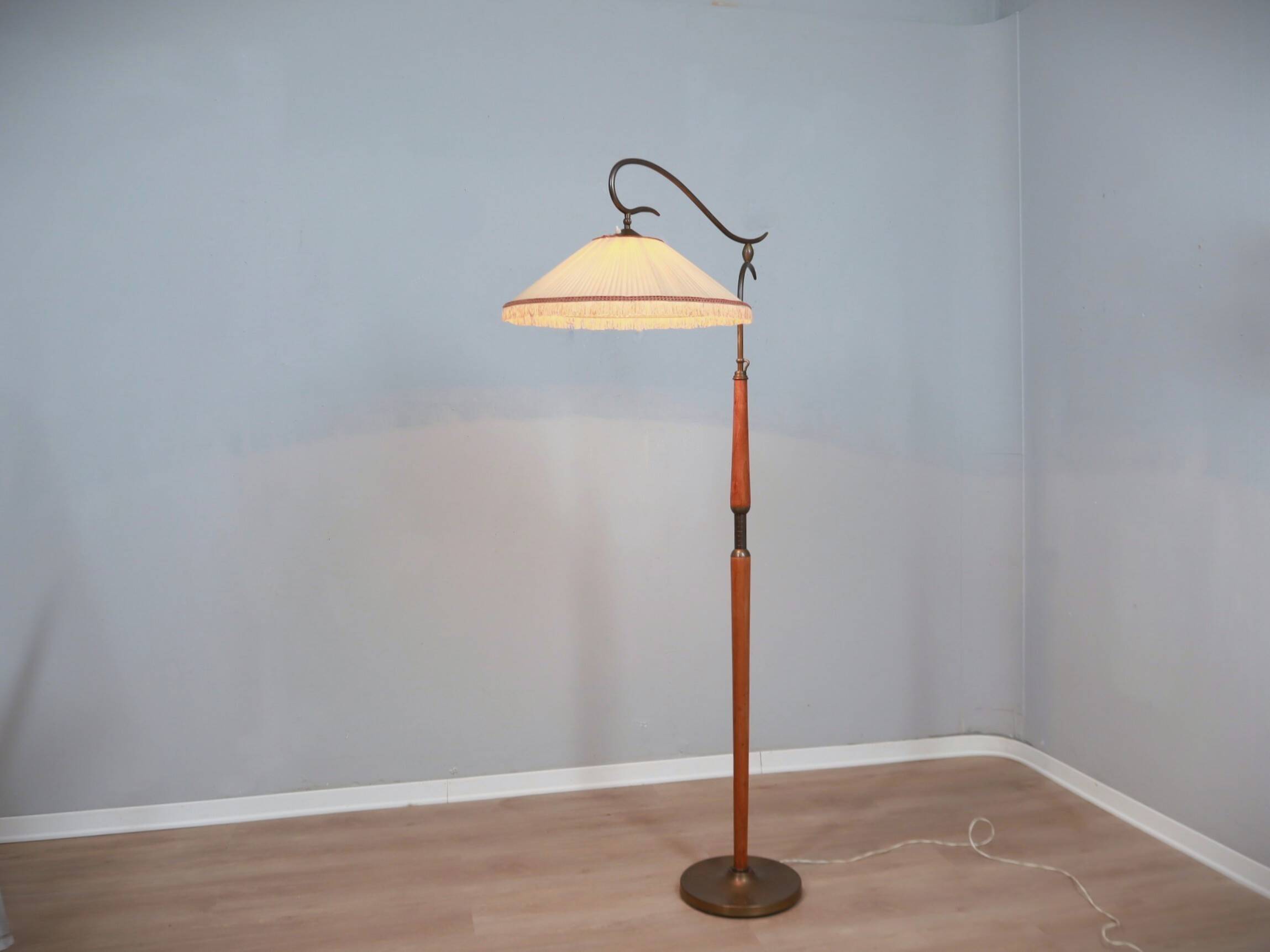 Osvaldo Borsani adjustable floor lamp brass & cherry wood 1950s