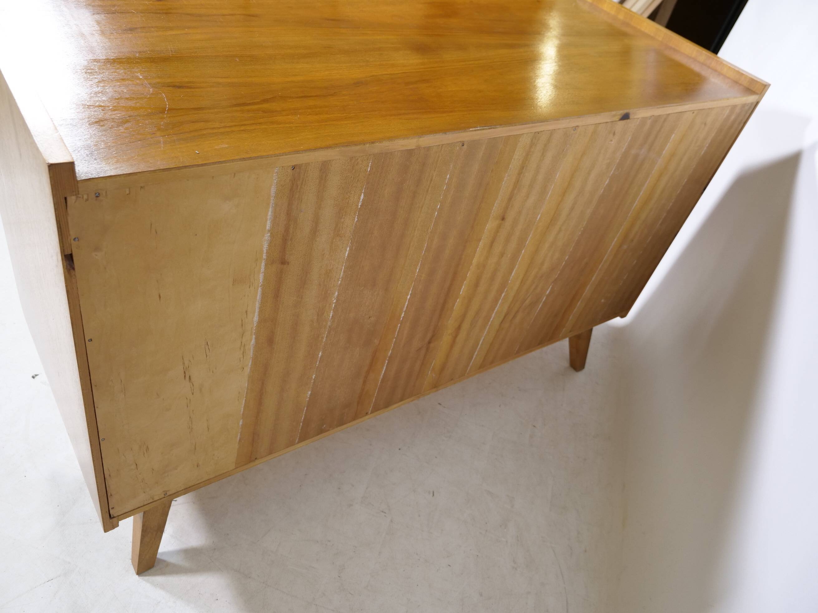 Buffet en noyer des années 1960, style milieu de siècle