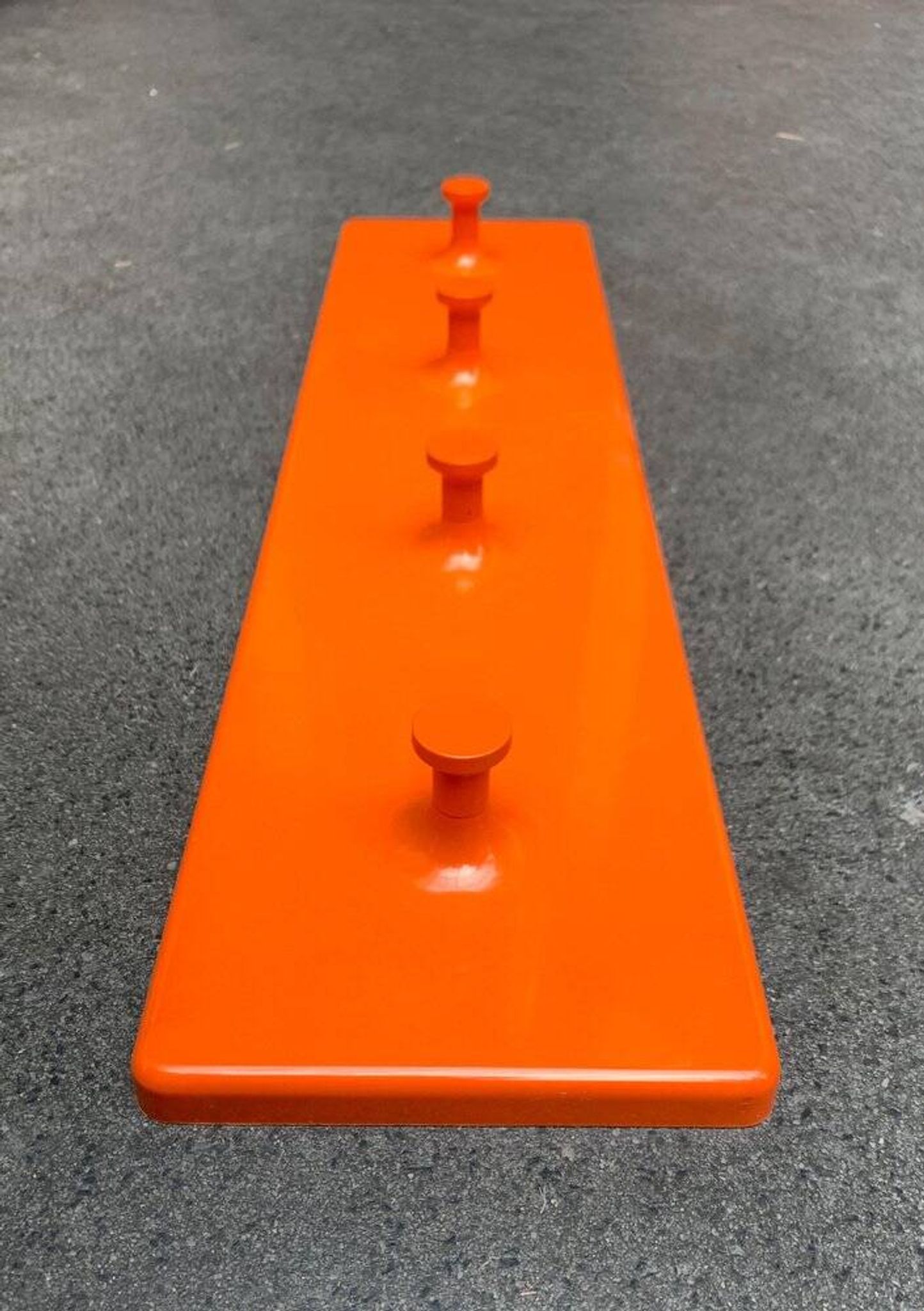 Porte-manteau orange de l’ère spatiale du milieu du siècle, années 1960