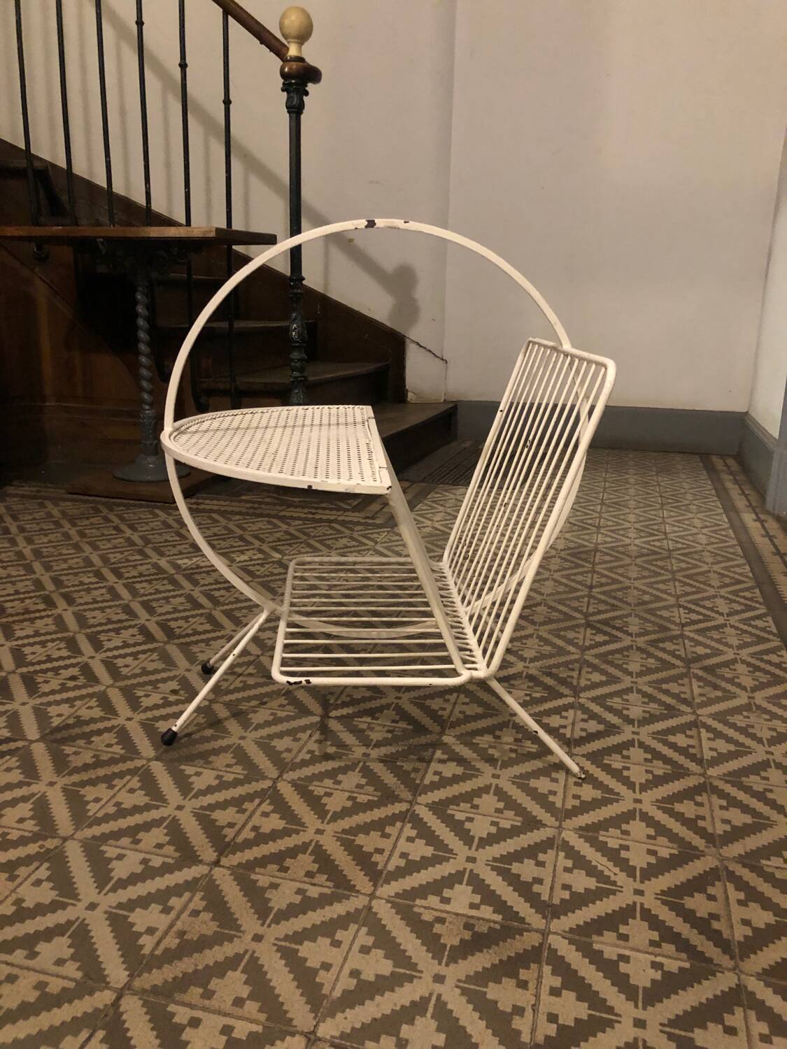 Mategot metal magazine rack