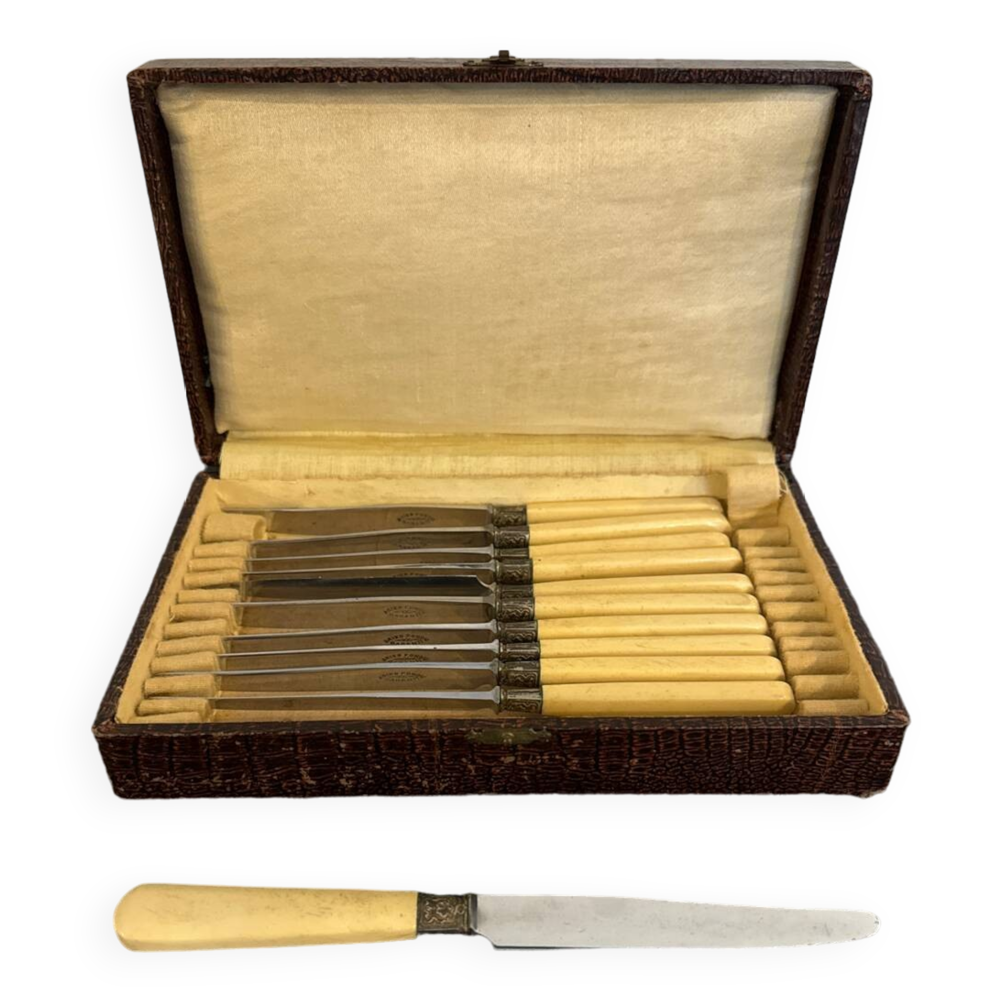 Service box of 11 knives with ivory handles and cast steel
