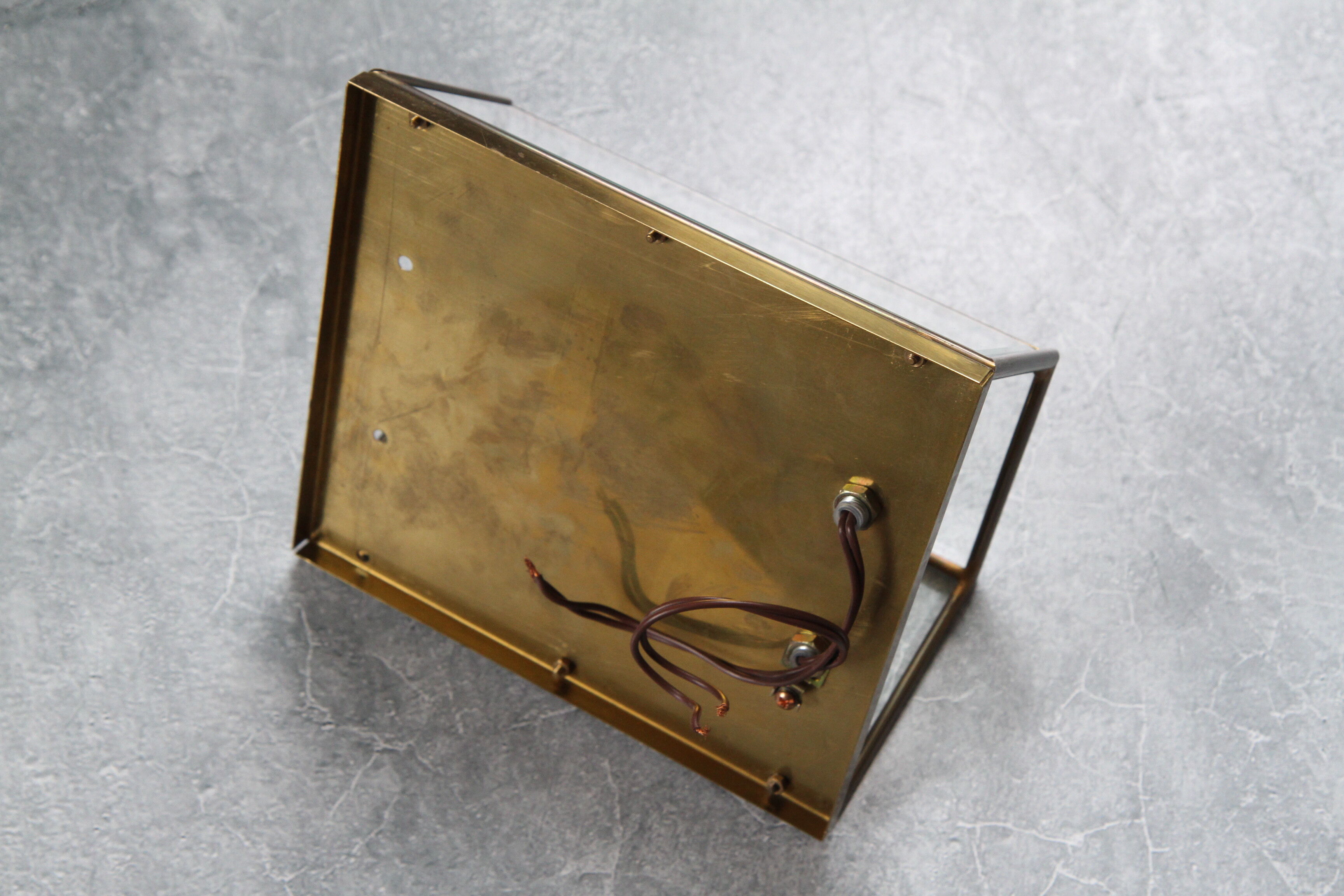 Wall sconce in brass and glass