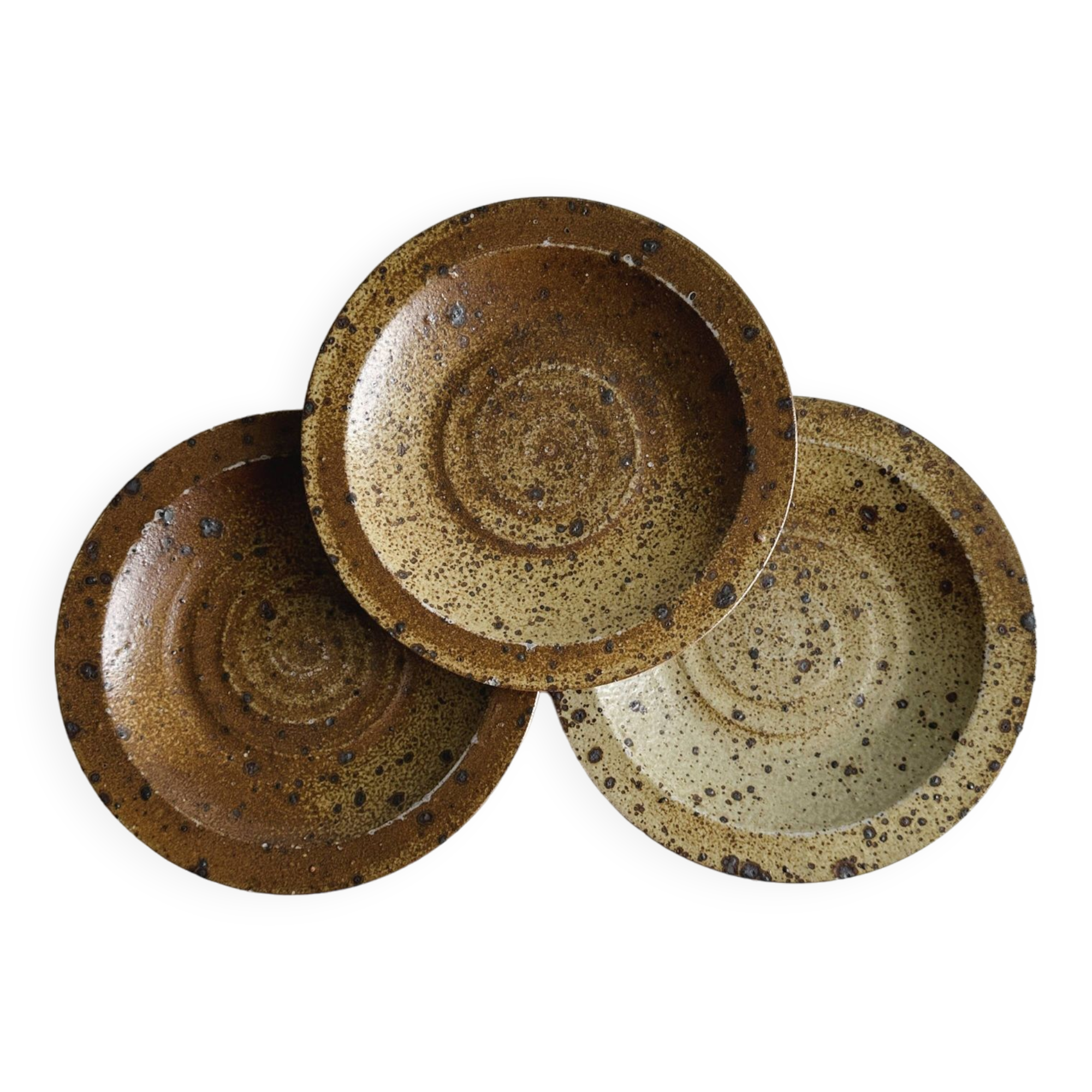 3 assiettes en grès rustique, finition mouchetée marron et beige.