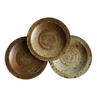 3 rustic stoneware plates, brown and beige speckled finish.